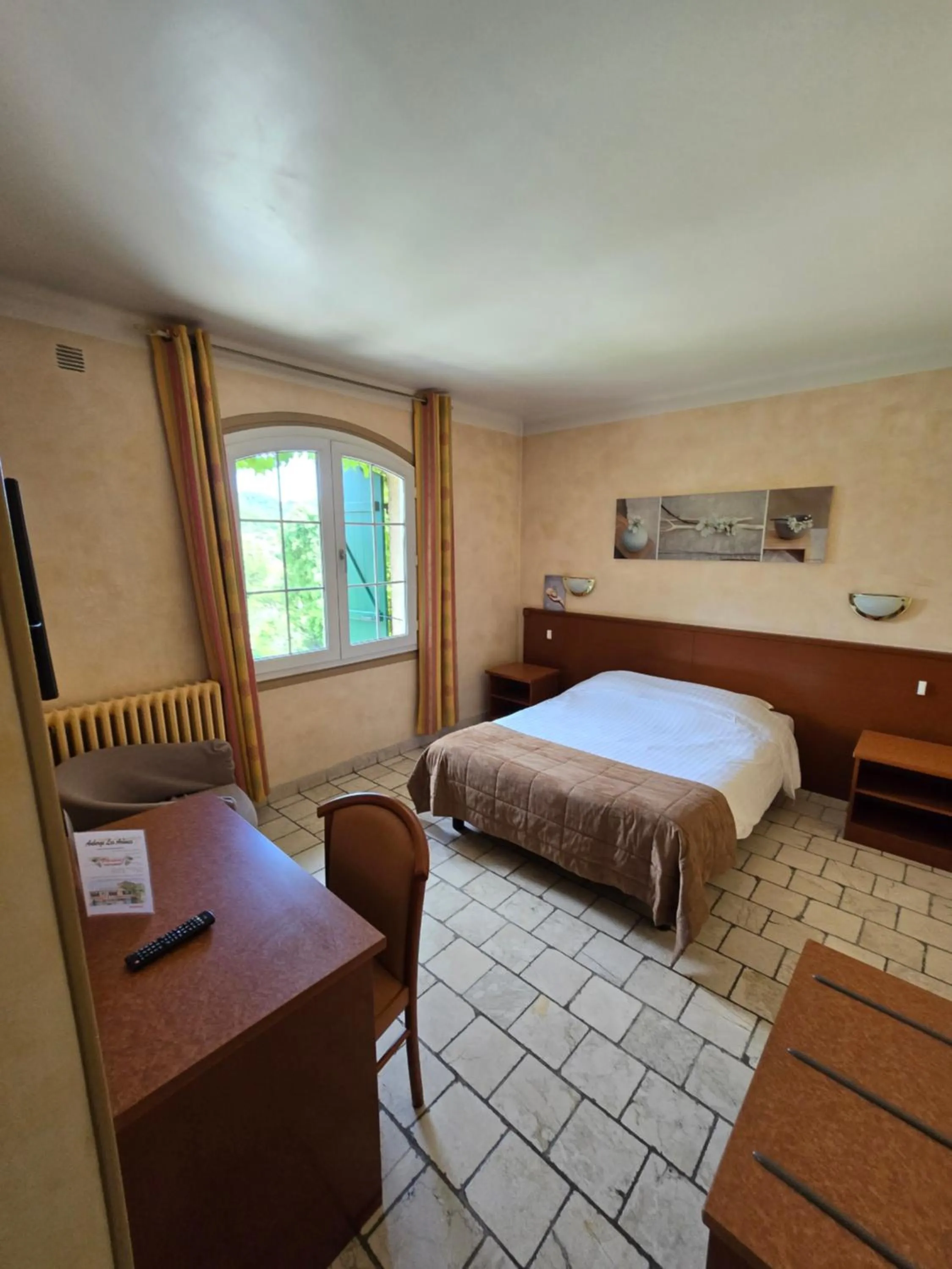 Photo of the whole room, Bed in Auberge les Aromes