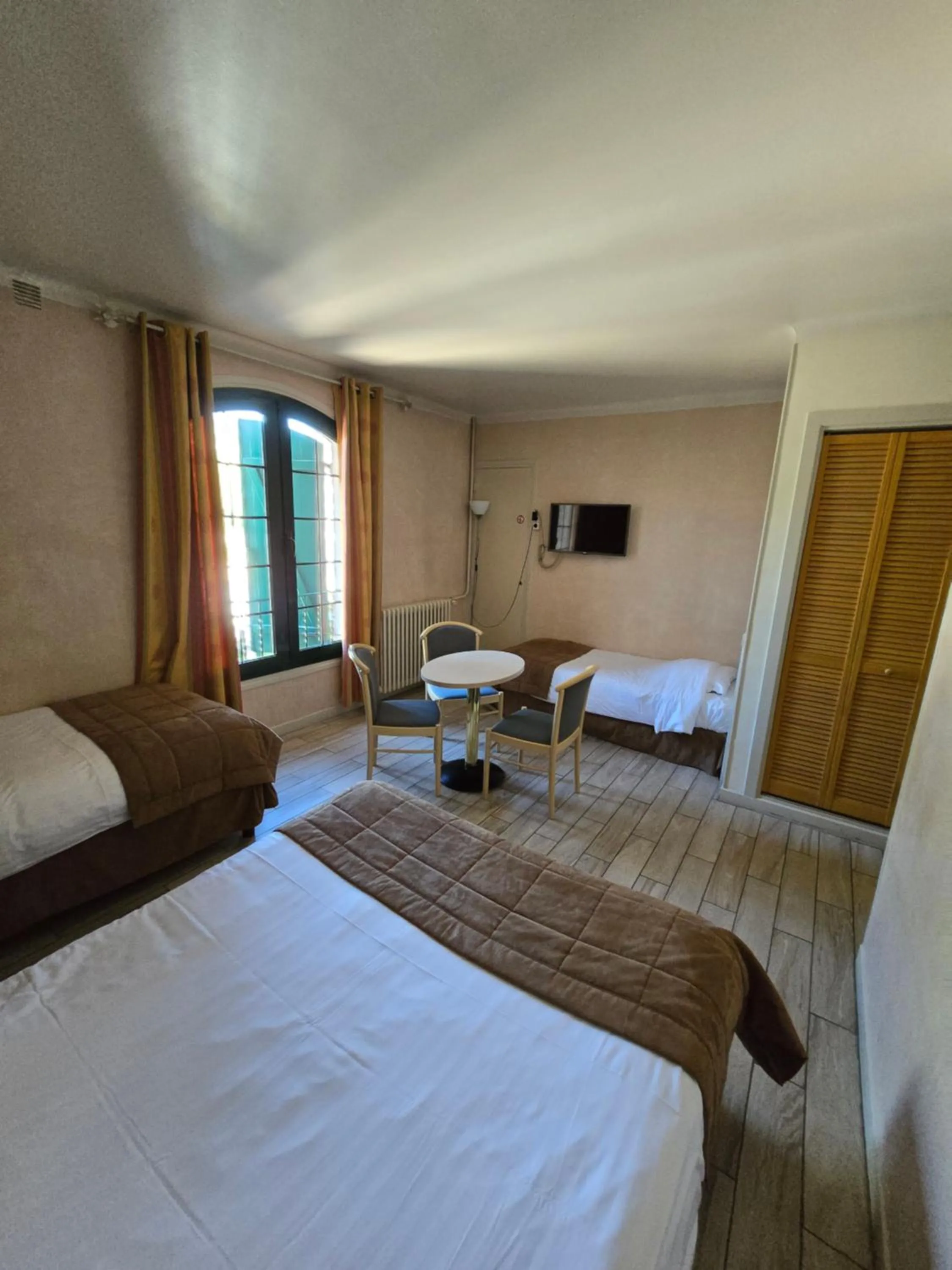 Photo of the whole room, Bed in Auberge les Aromes