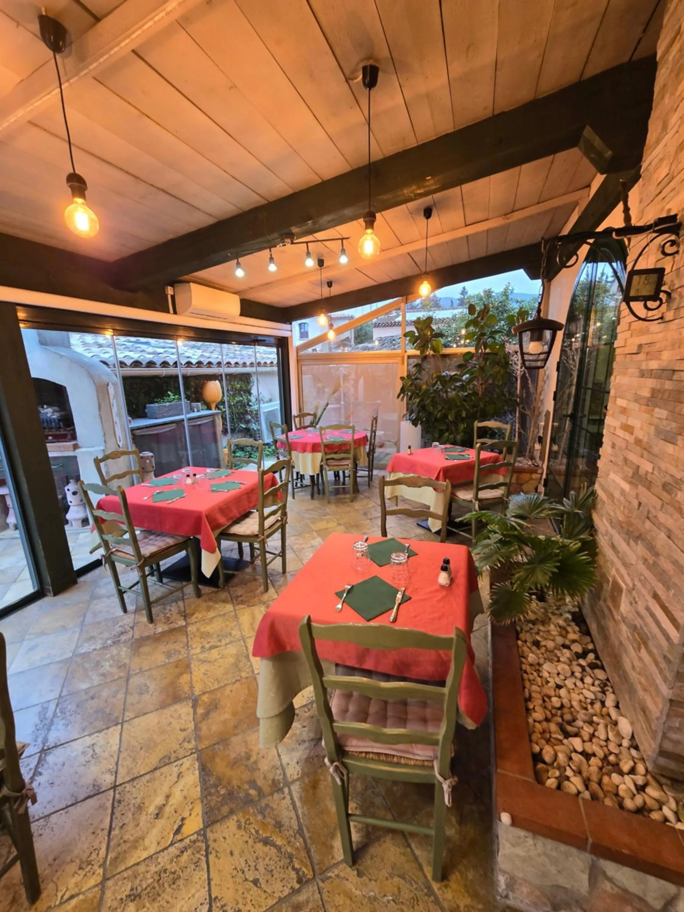 Restaurant/places to eat in Auberge les Aromes