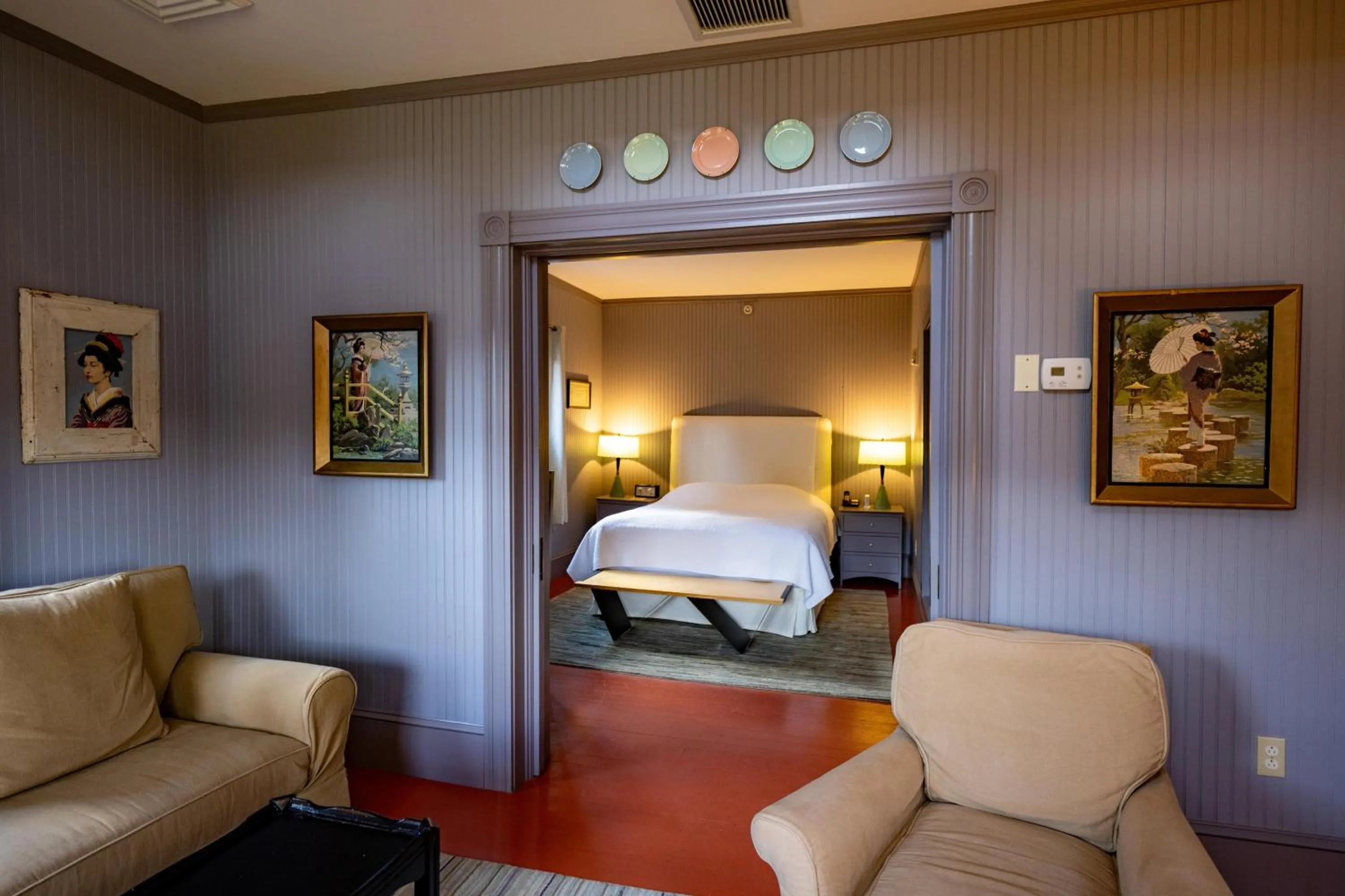 Seating area, Bed in The Porches Inn at Mass MoCA