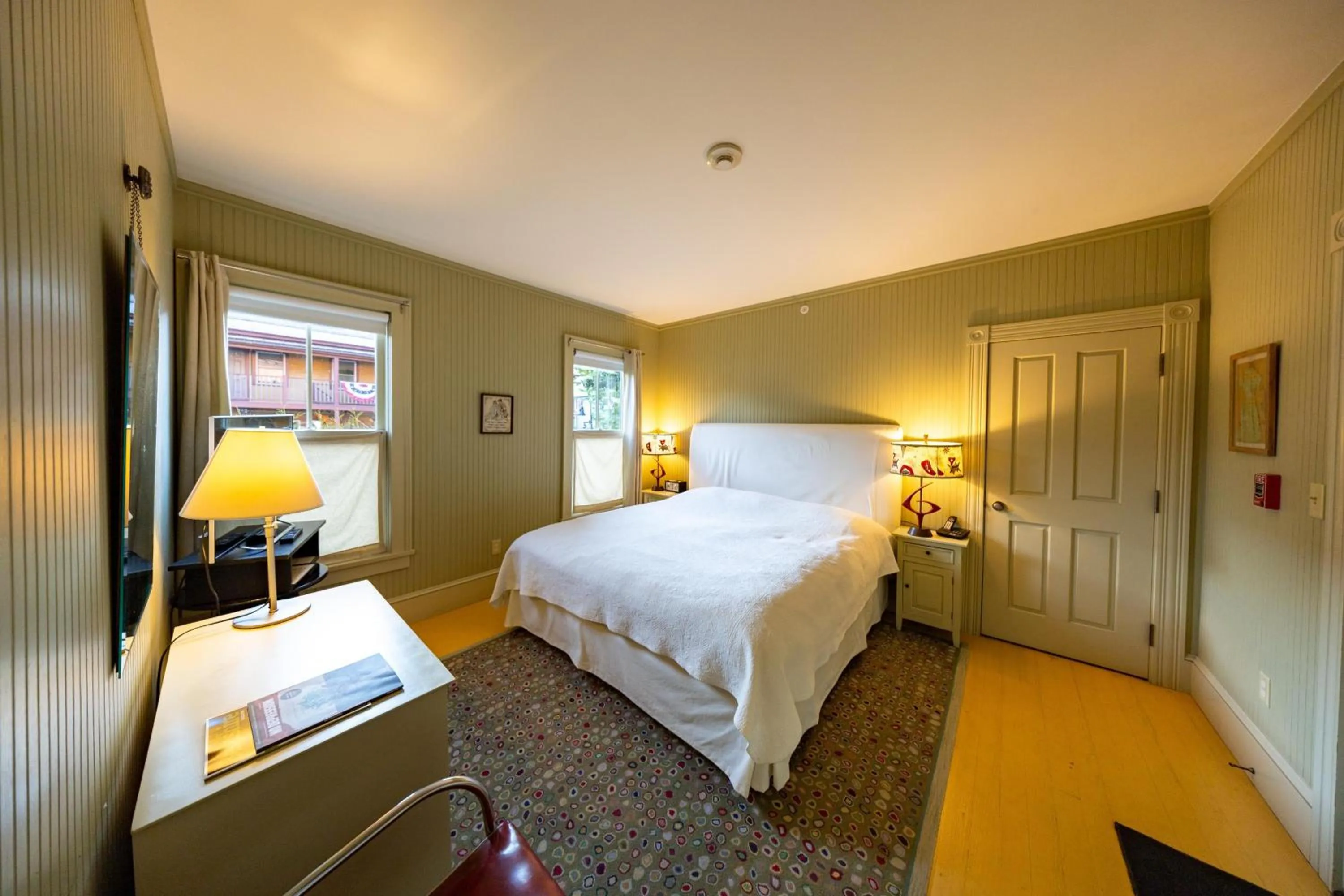 Bedroom, Bed in The Porches Inn at Mass MoCA