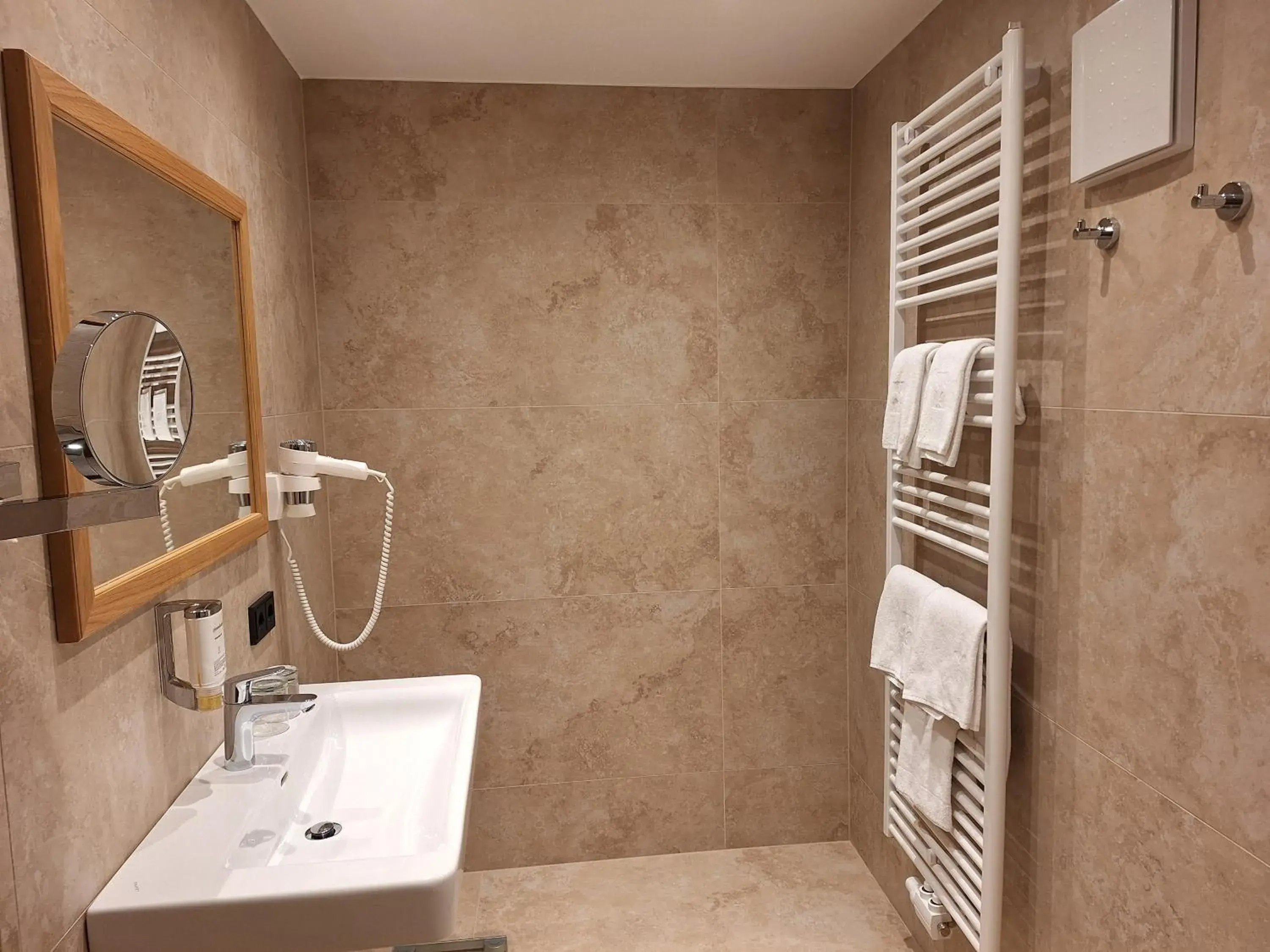 Standard Single Room in Hotel Zum Stern - Bergbahnen inklusive im Sommer 2025 Standard Single Room in Hotel Zum Stern - Bergbahnen inklusive im Sommer 2025