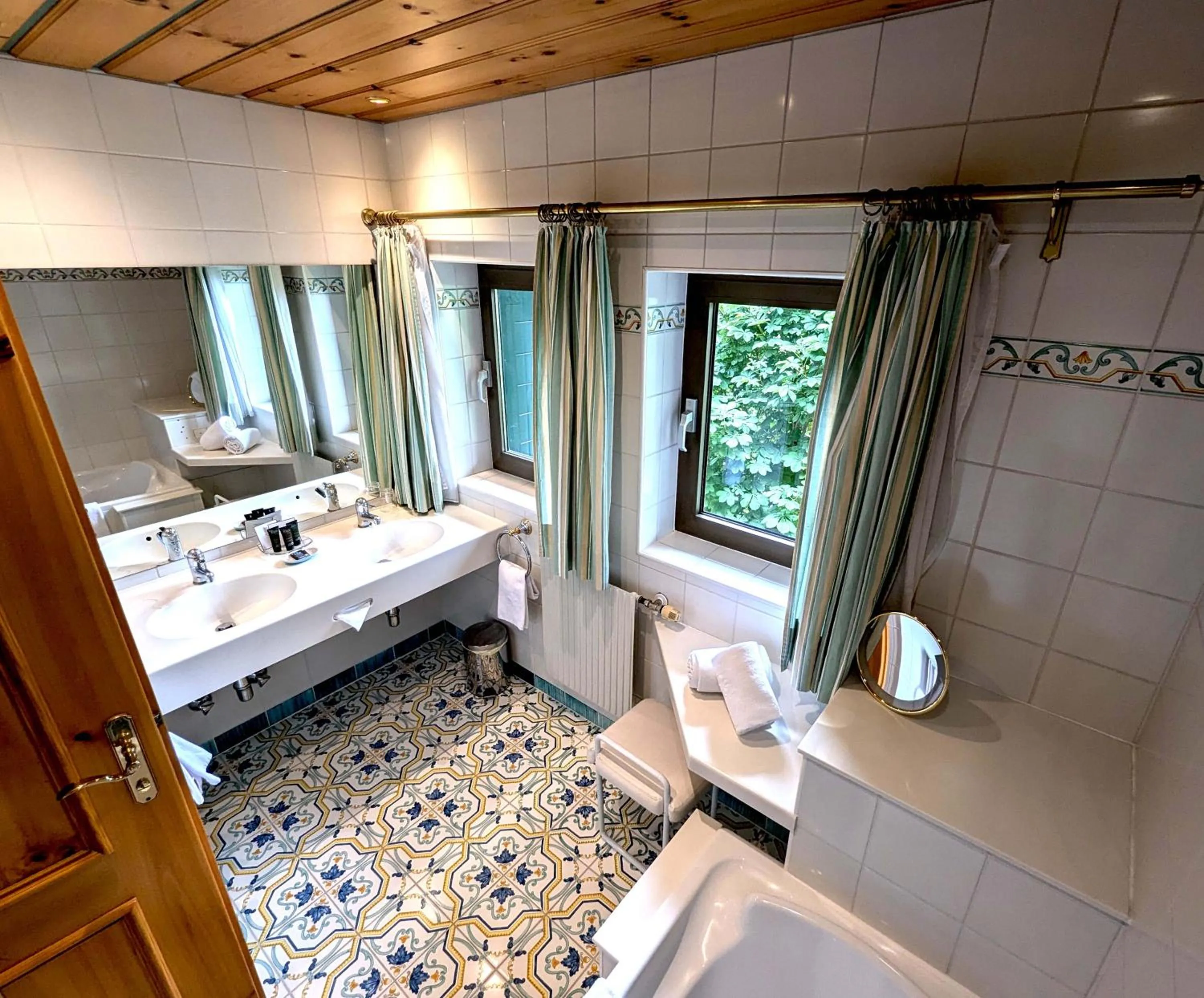 Bathroom, Bed in Hotel Zum Stern