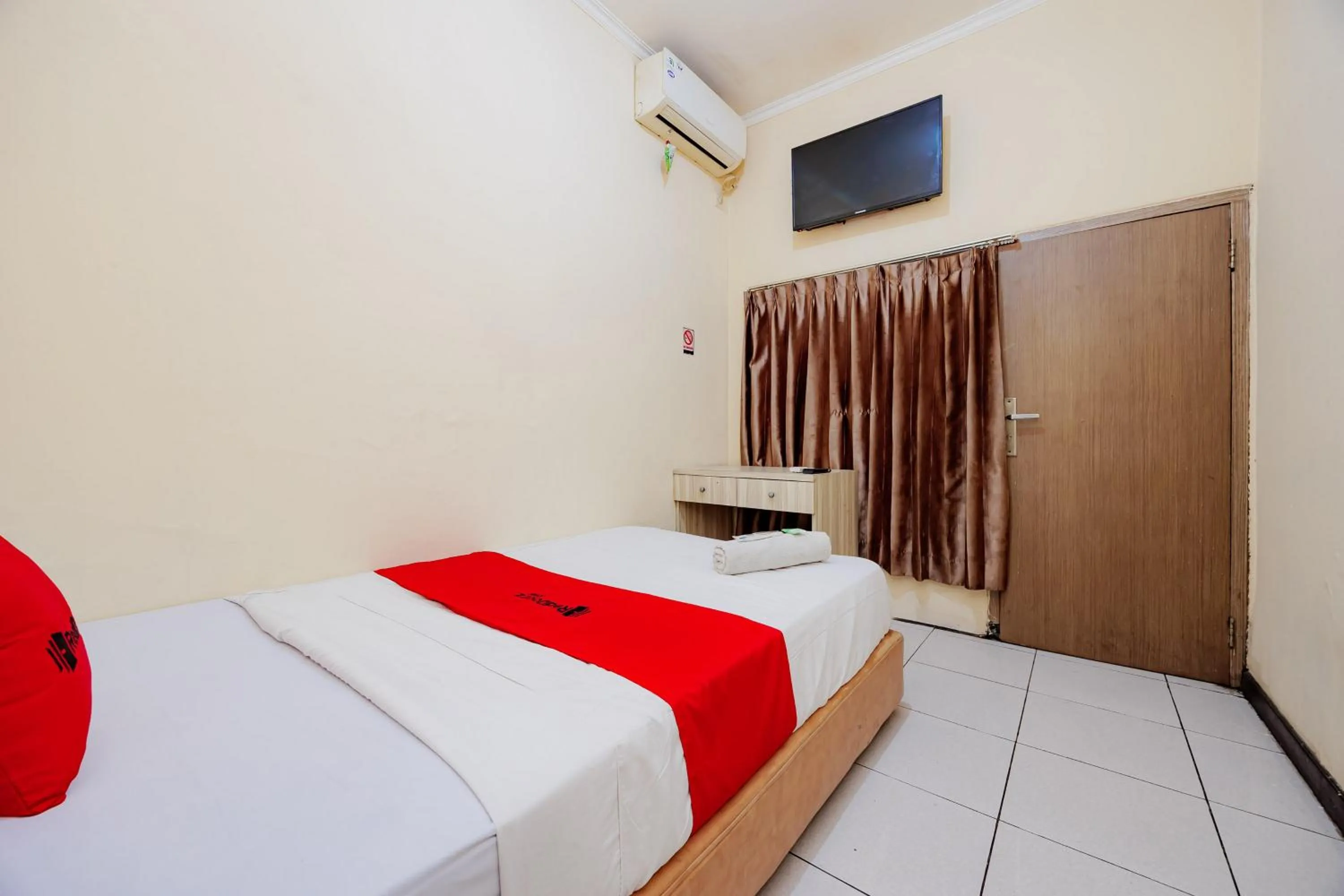 Bedroom, Bed in RedDoorz near Istana Plaza 2