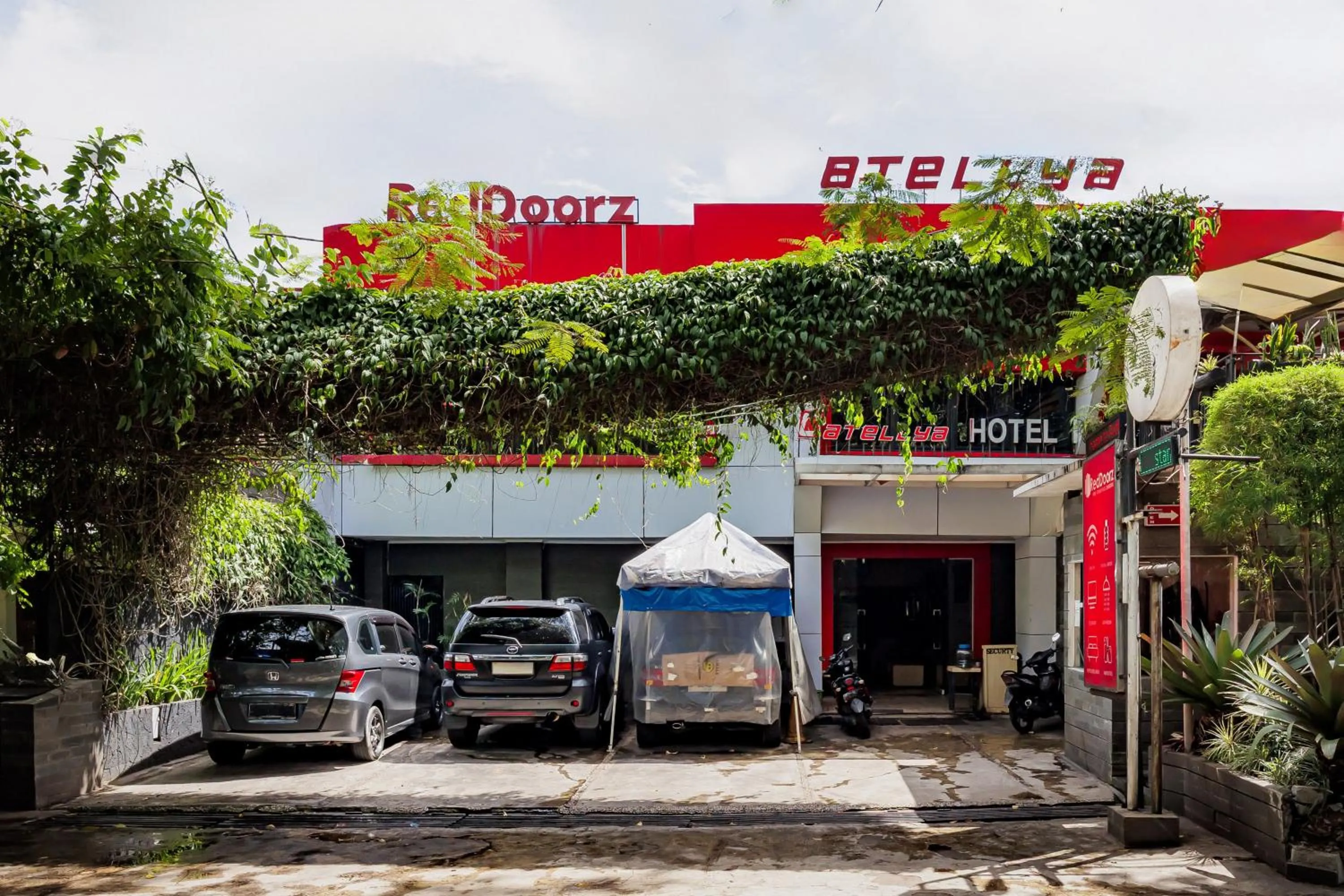 Facade/entrance in RedDoorz near Istana Plaza 2