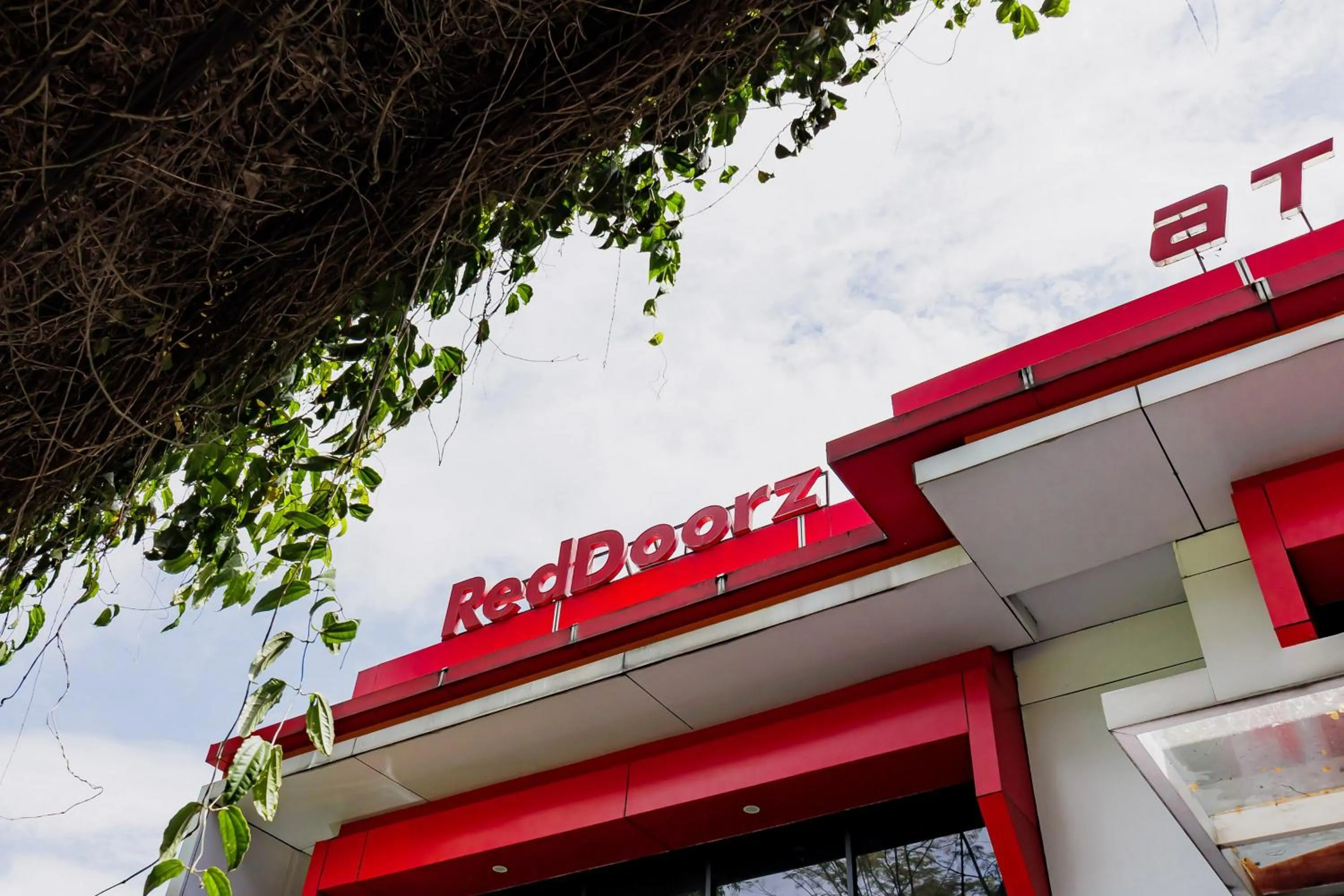 Property logo or sign in RedDoorz near Istana Plaza 2