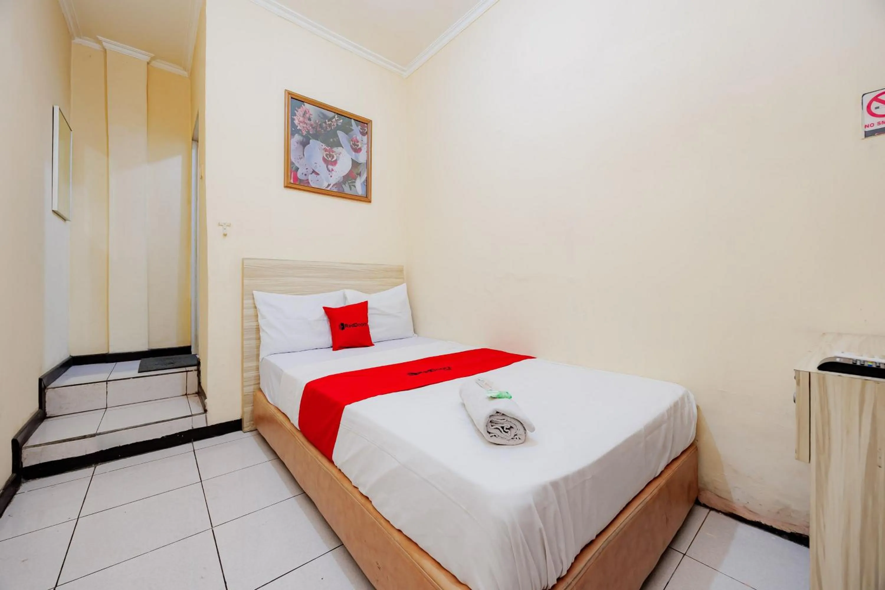 Bedroom, Bed in RedDoorz near Istana Plaza 2