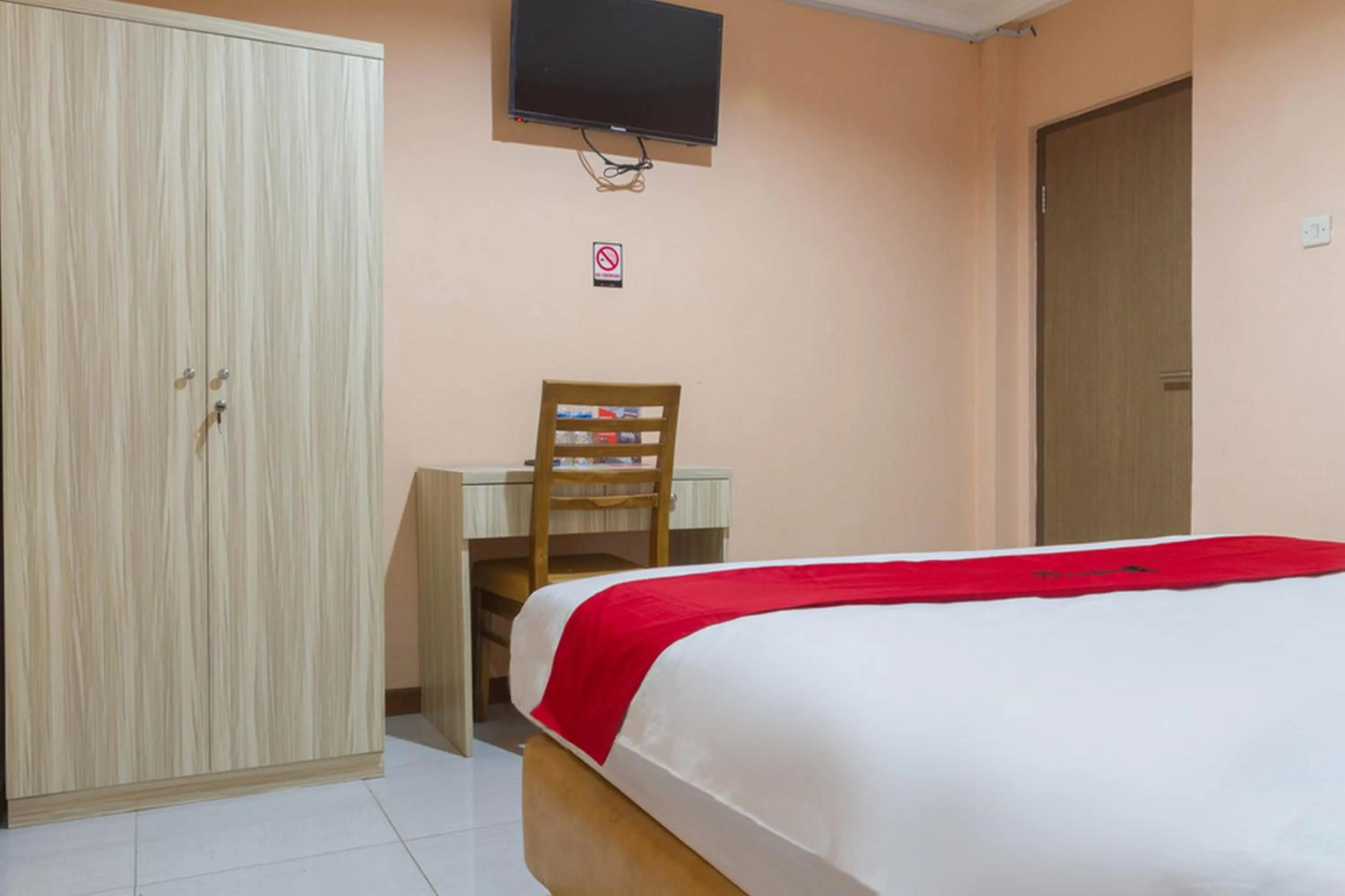 Bedroom, Bed in RedDoorz near Istana Plaza 2
