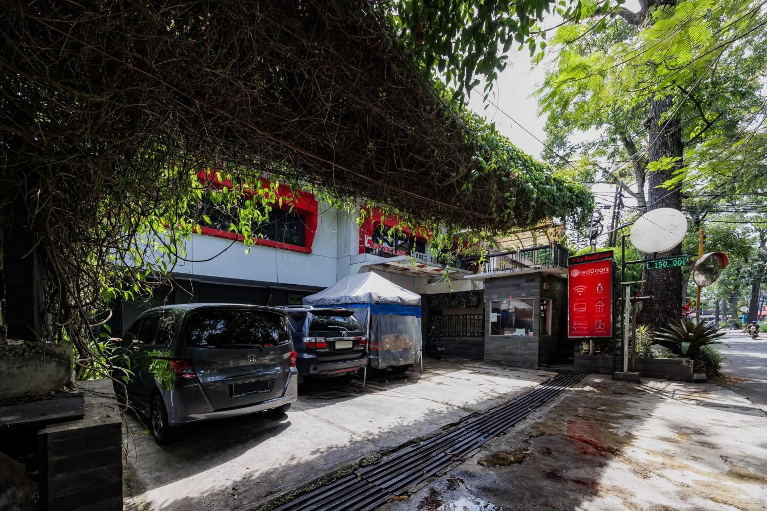 Facade/entrance in RedDoorz near Istana Plaza 2
