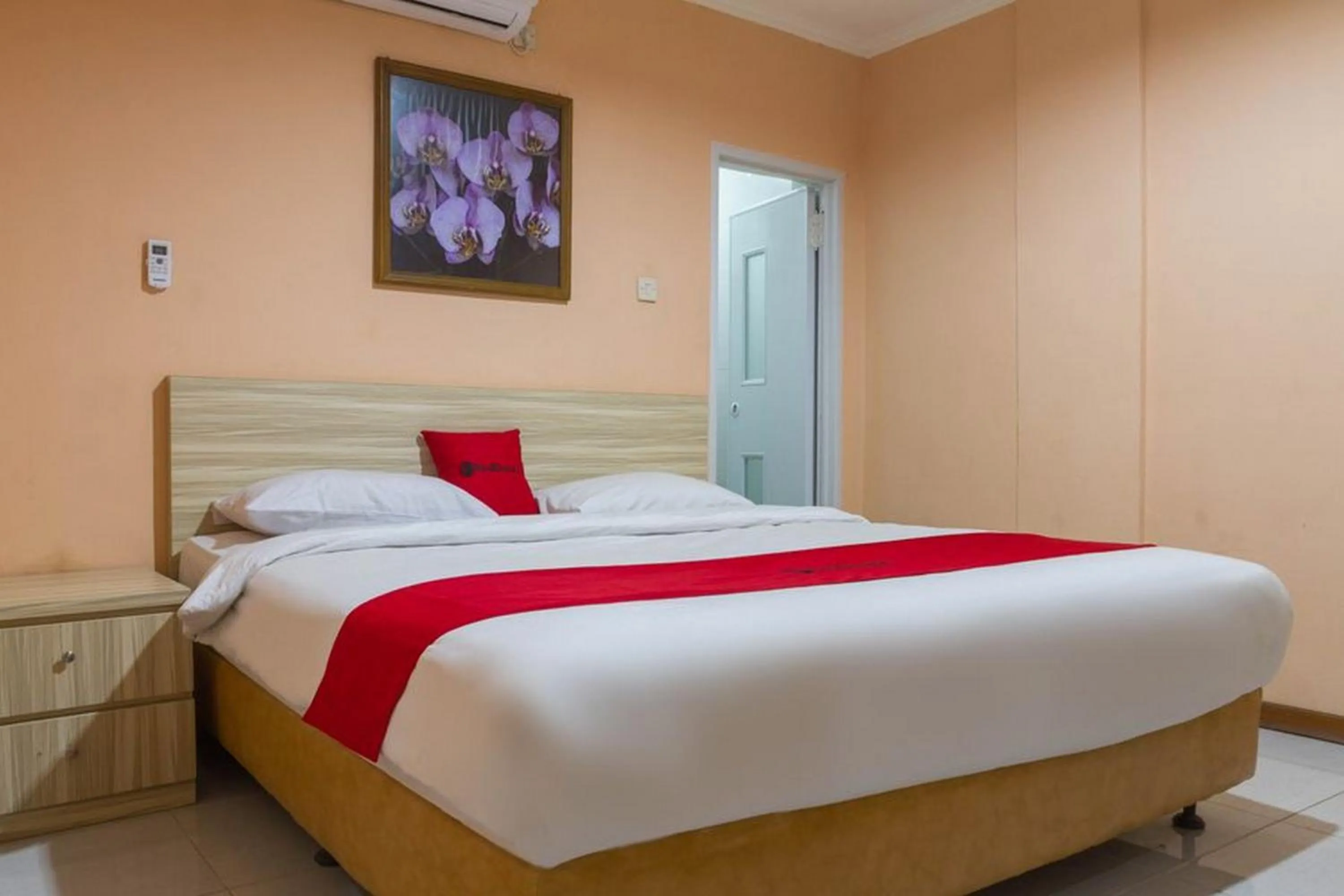 Bedroom, Bed in RedDoorz near Istana Plaza 2