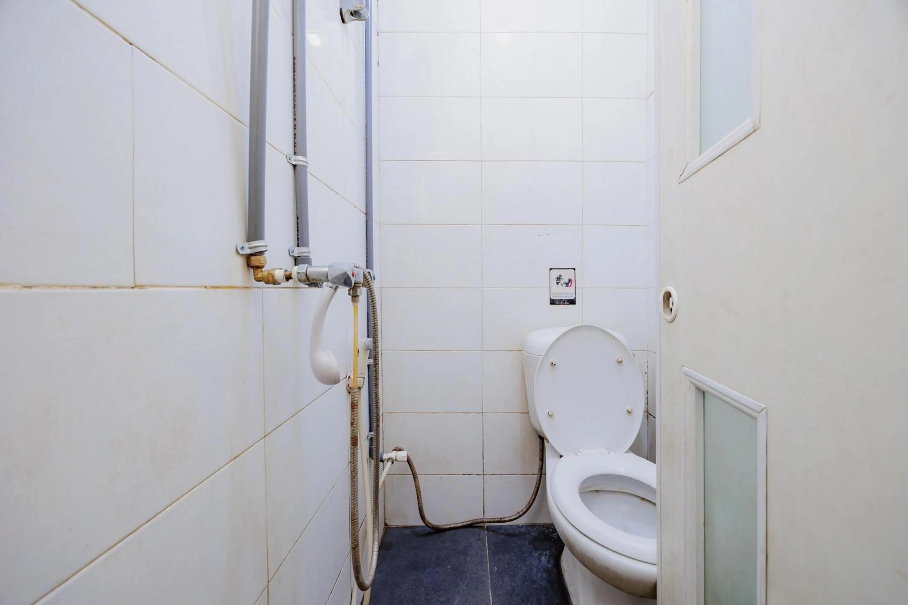 Bathroom in RedDoorz near Istana Plaza 2