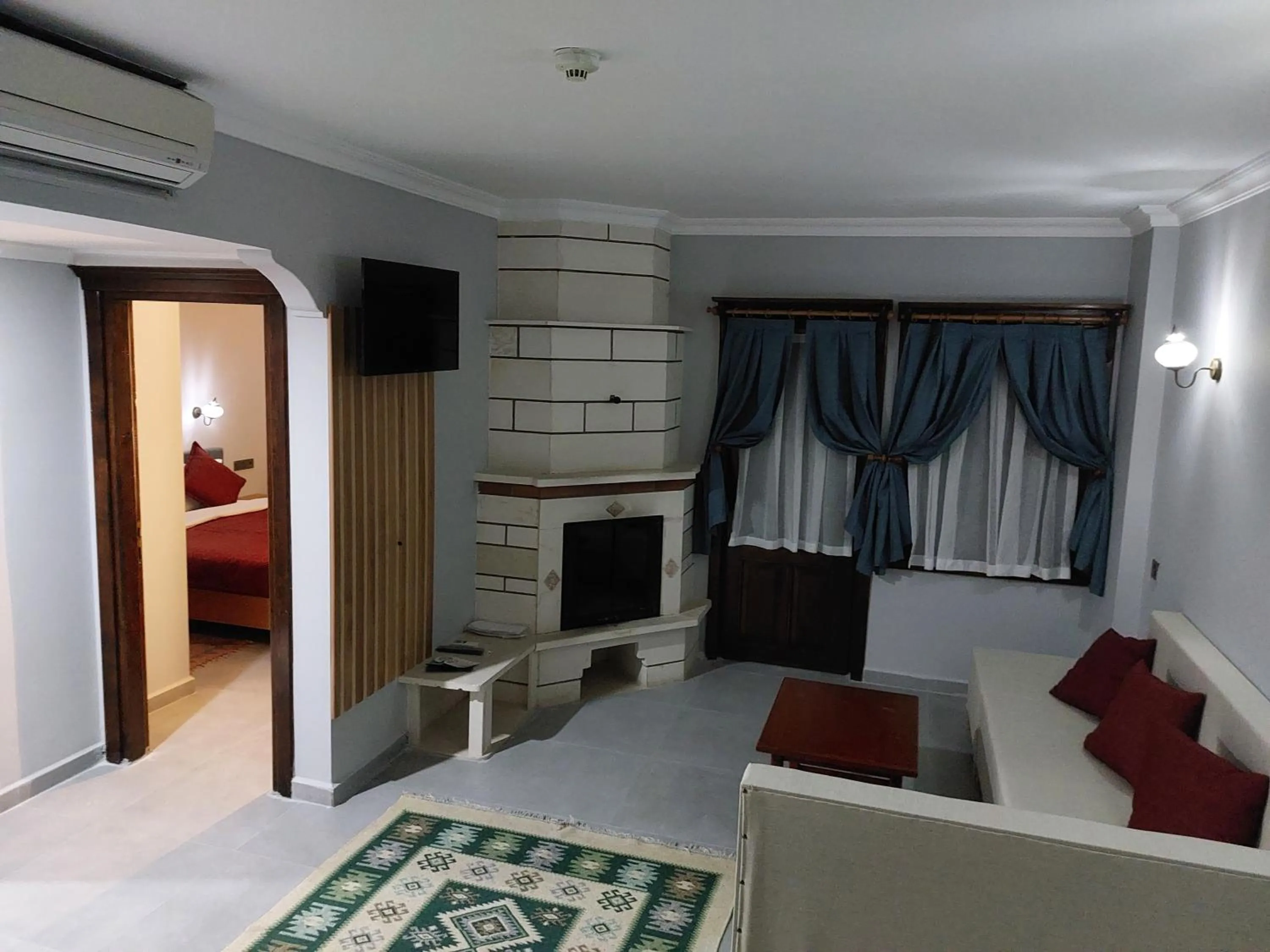 Living room, Bed in Nerissa Hotel