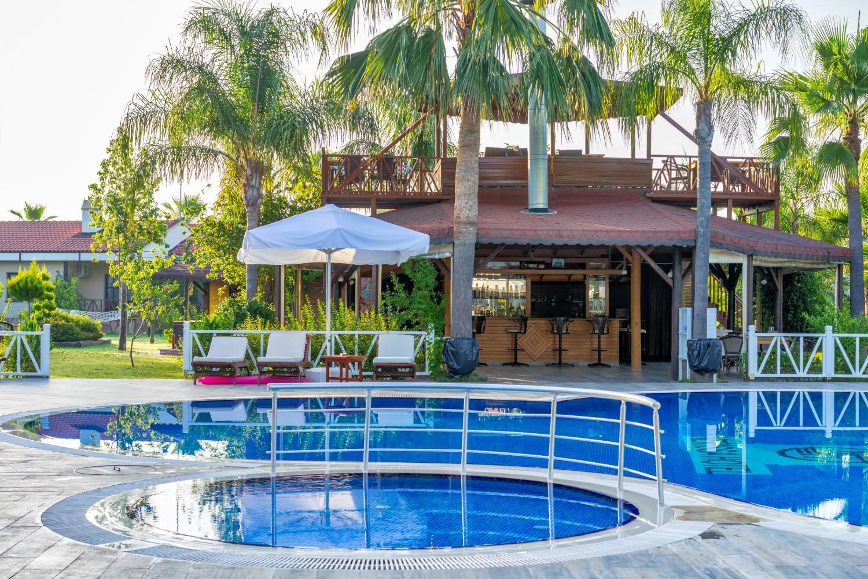 Restaurant/places to eat in Nerissa Hotel