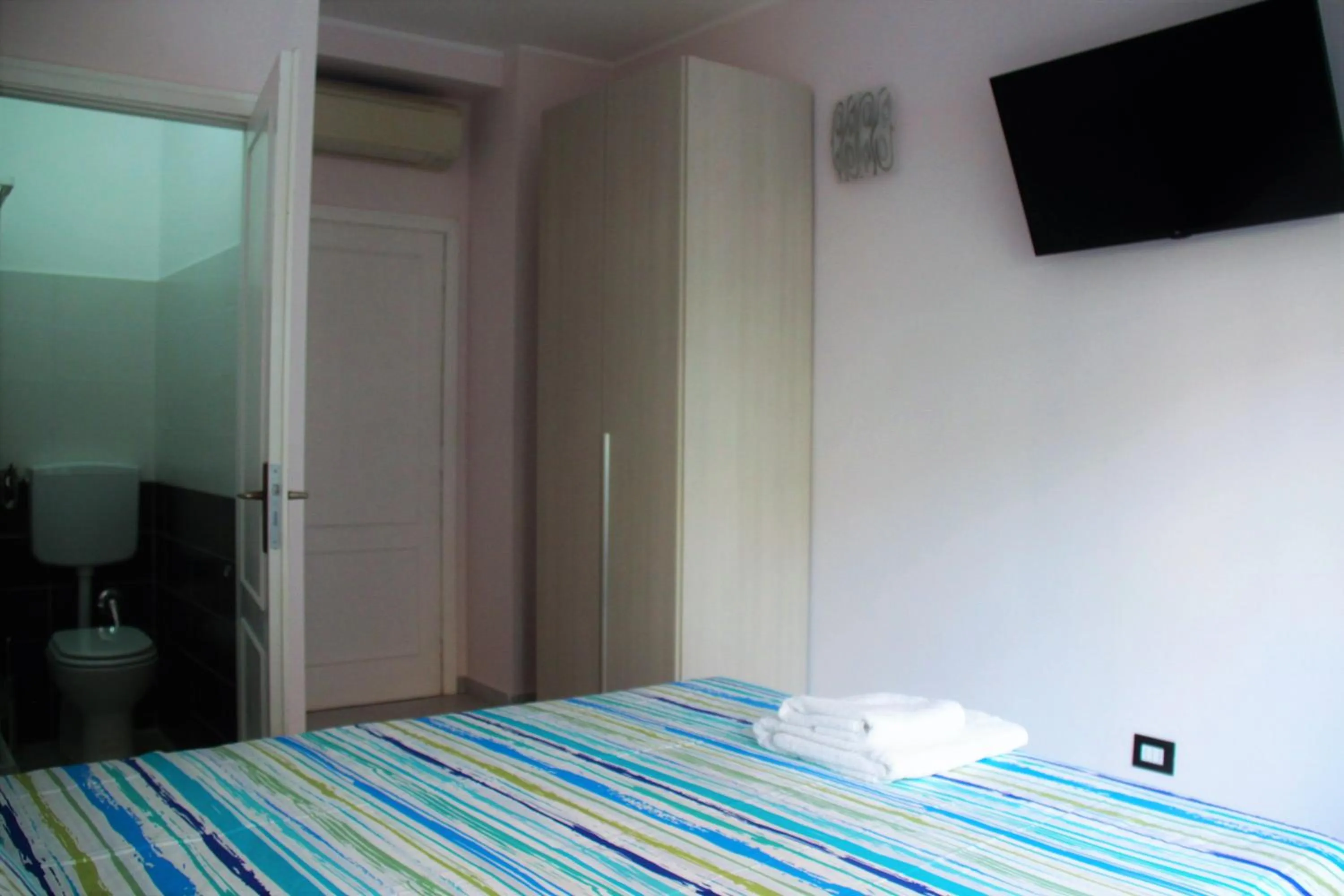 Toilet, Bed in Hello Roma B&B