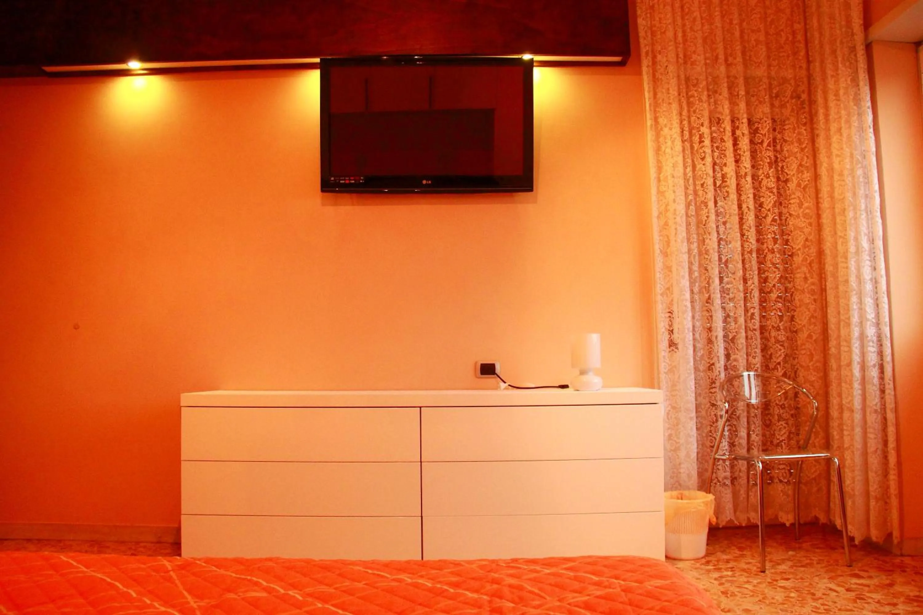 TV and multimedia, Bed in Hello Roma B&B