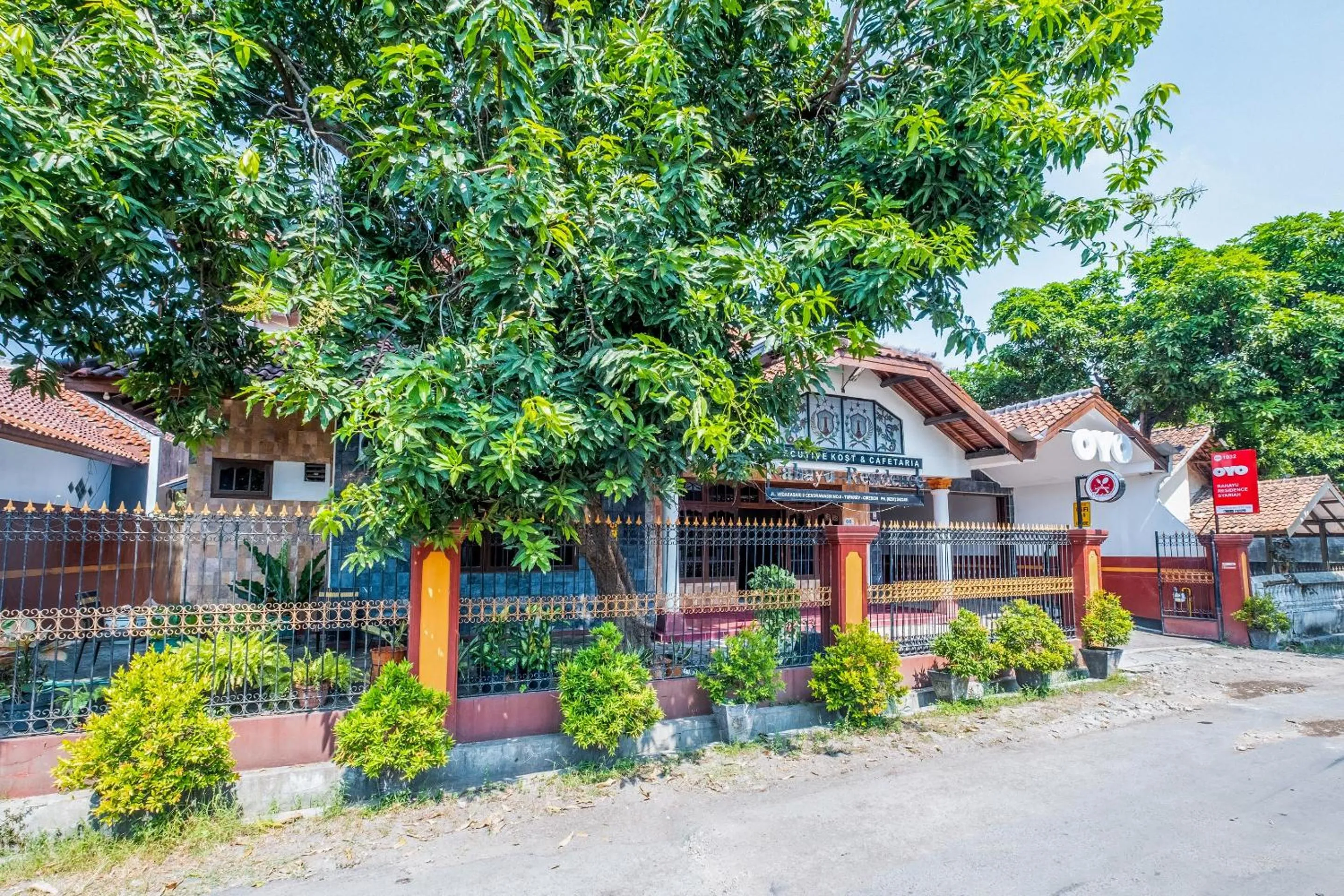 Facade/entrance in OYO Collection O 1032 Rahayu Residence Syariah