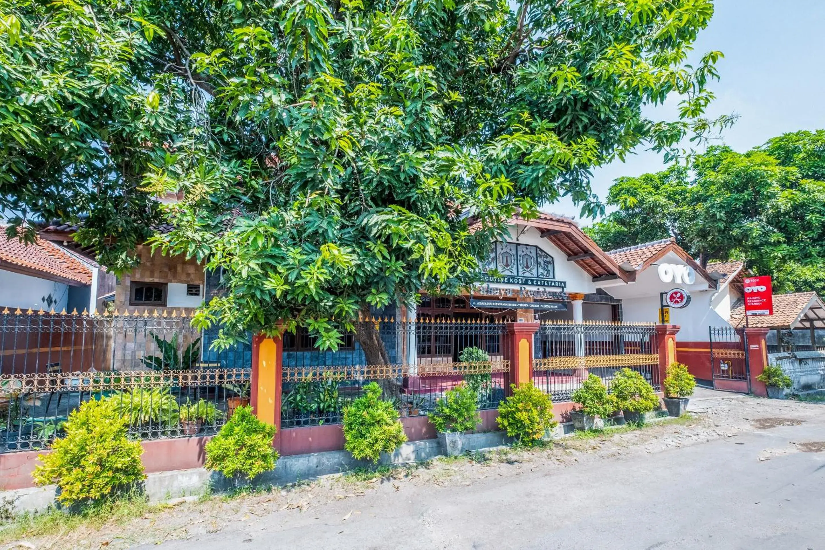 Facade/entrance in OYO Collection O 1032 Rahayu Residence Syariah Facade/entrance in OYO Collection O 1032 Rahayu Residence Syariah