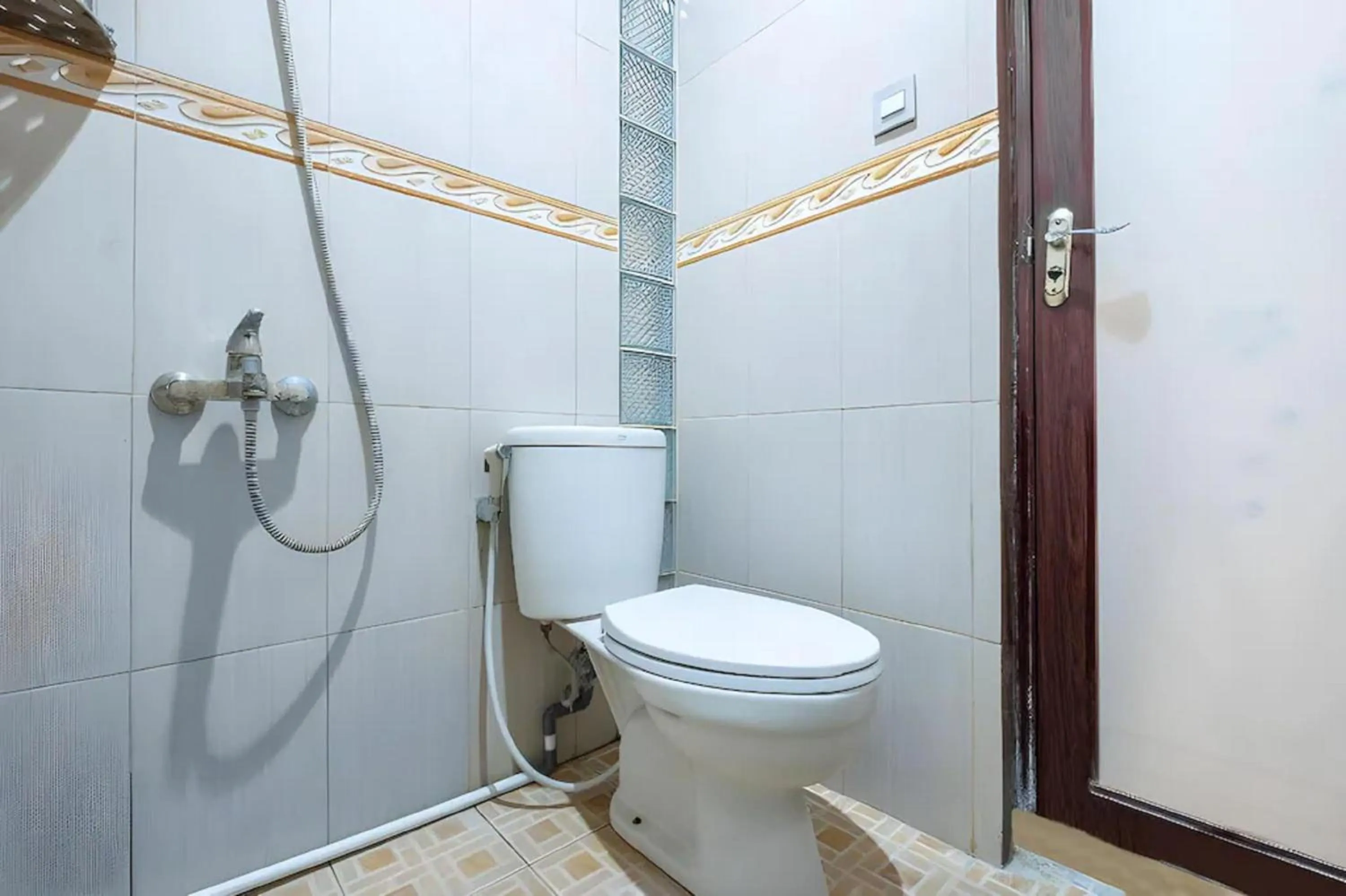 Bathroom in OYO Collection O 1032 Rahayu Residence Syariah