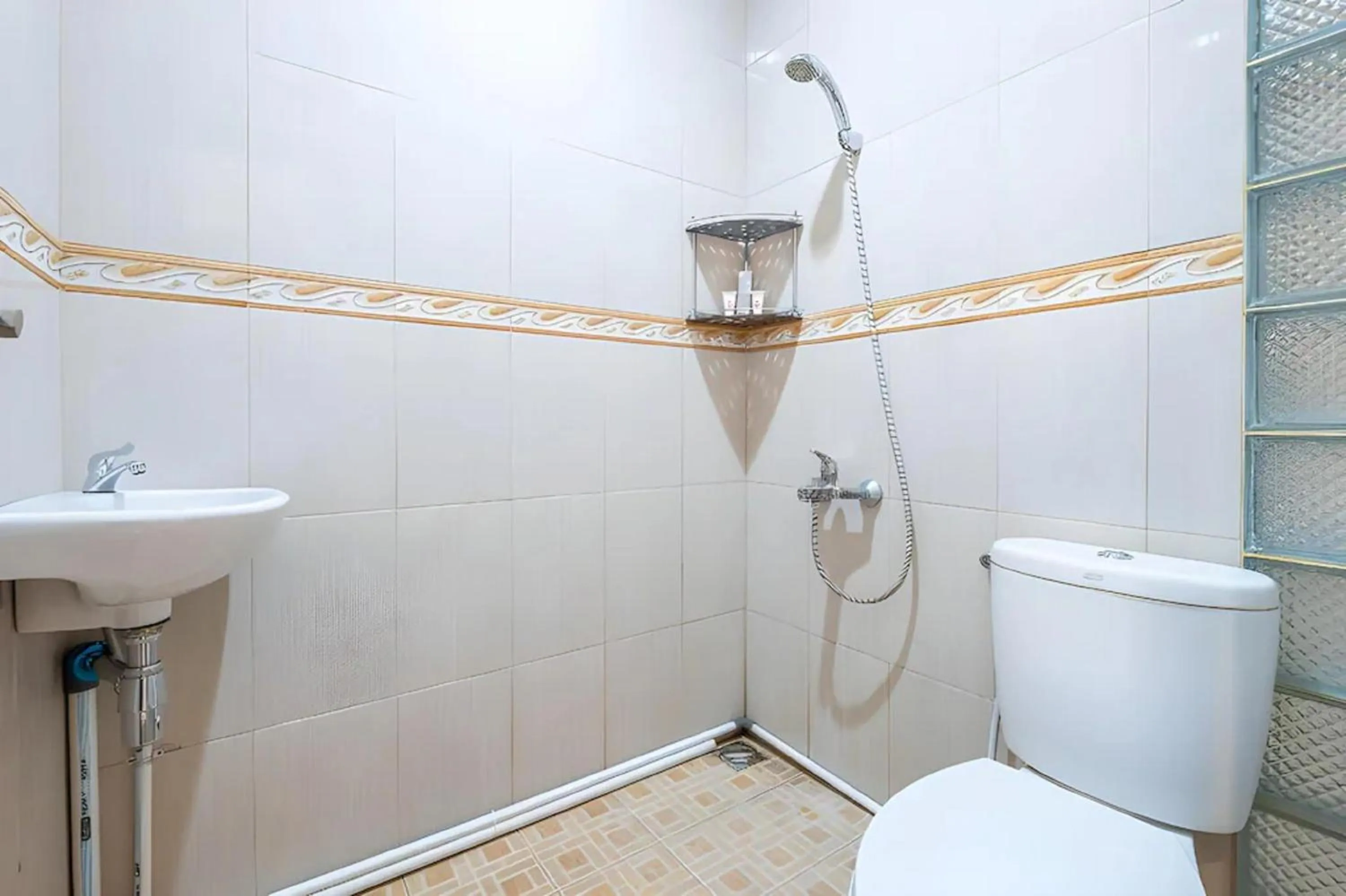 Bathroom in OYO Collection O 1032 Rahayu Residence Syariah