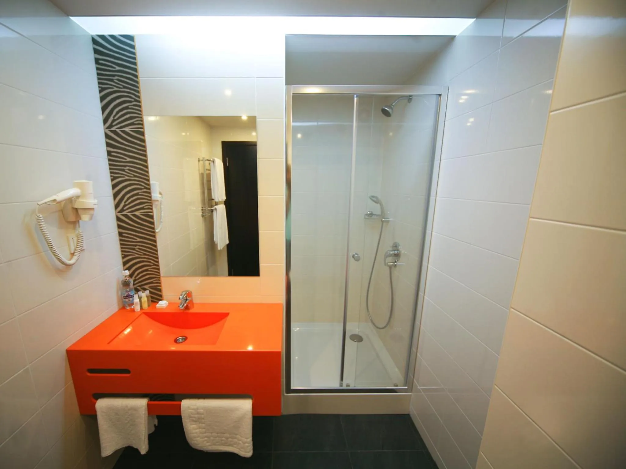 Shower in City Park Hotel by CHM