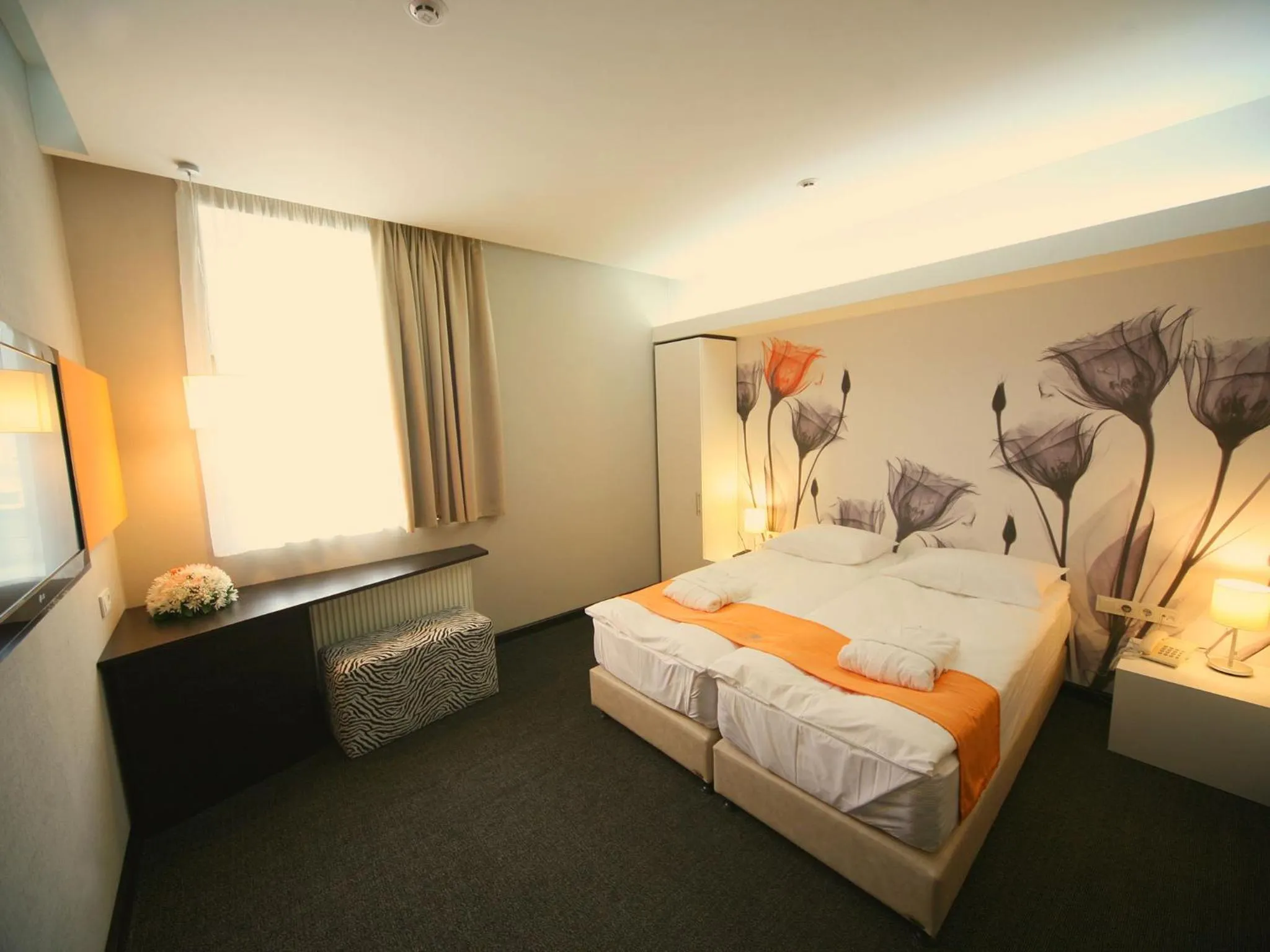 Photo of the whole room, Bed in City Park Hotel by CHM