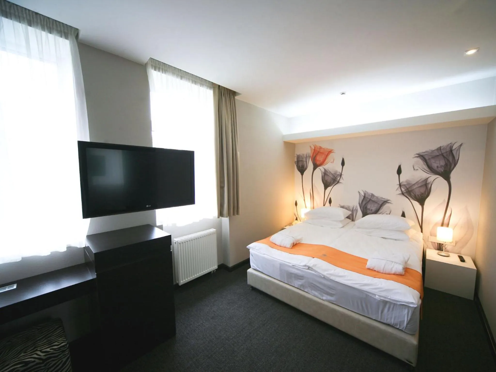 Photo of the whole room, Bed in City Park Hotel by CHM