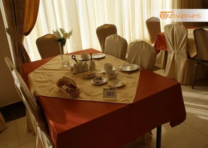 Restaurant/places to eat in Tsaghkahovit Hotel