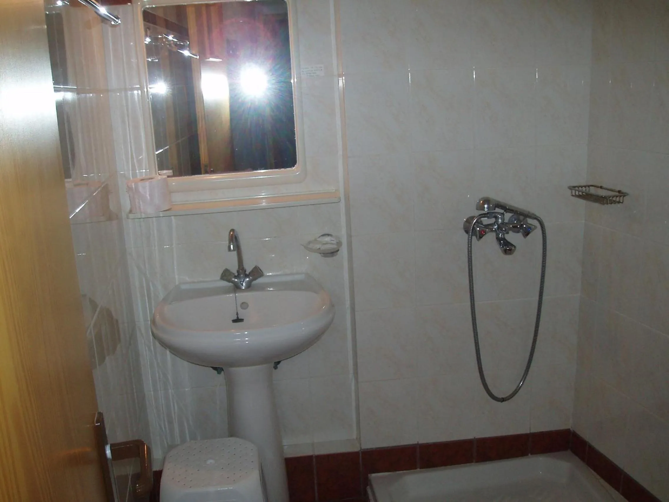 Shower in Haravgi Hotel