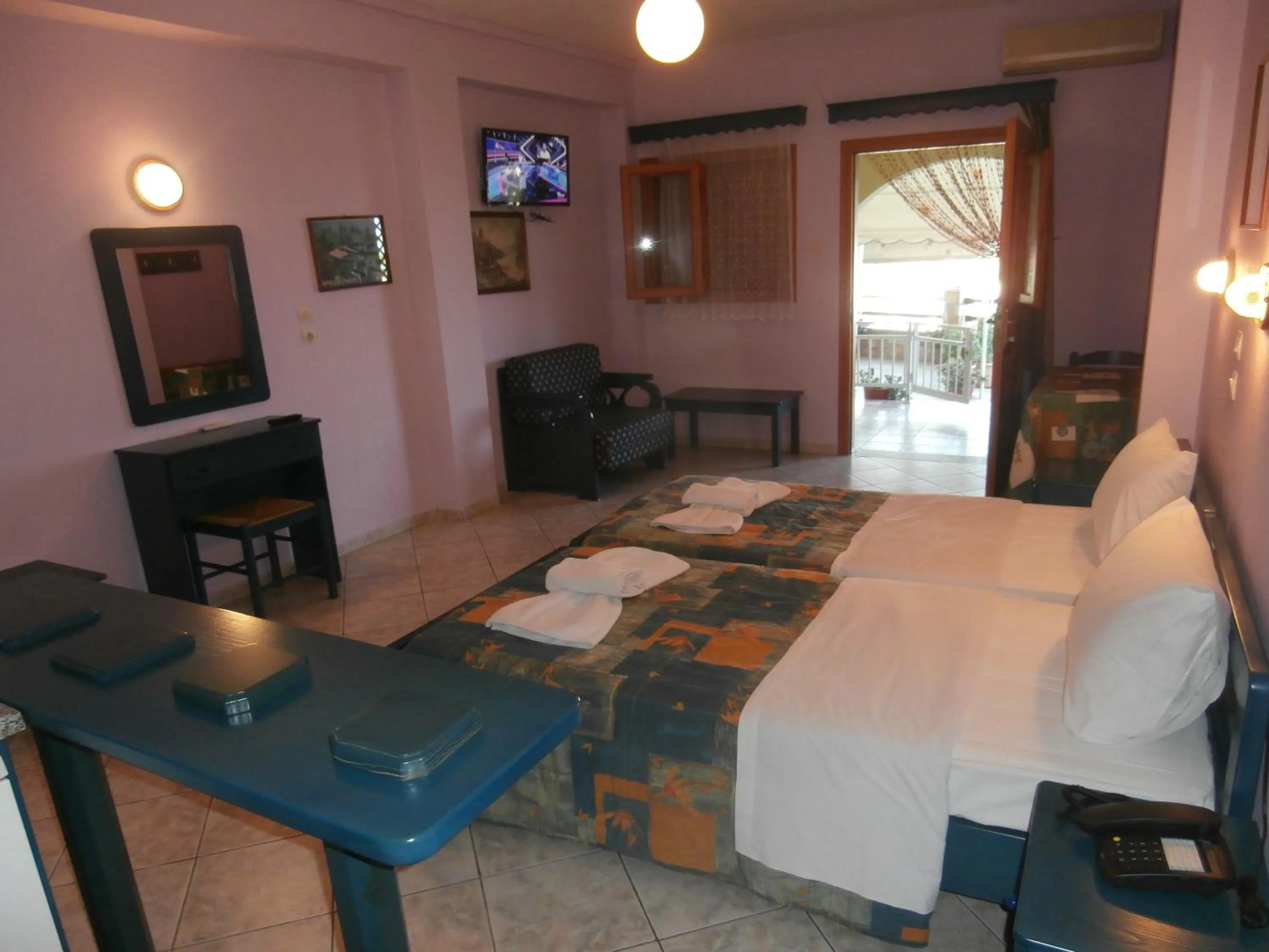 Bedroom, Bed in Haravgi Hotel