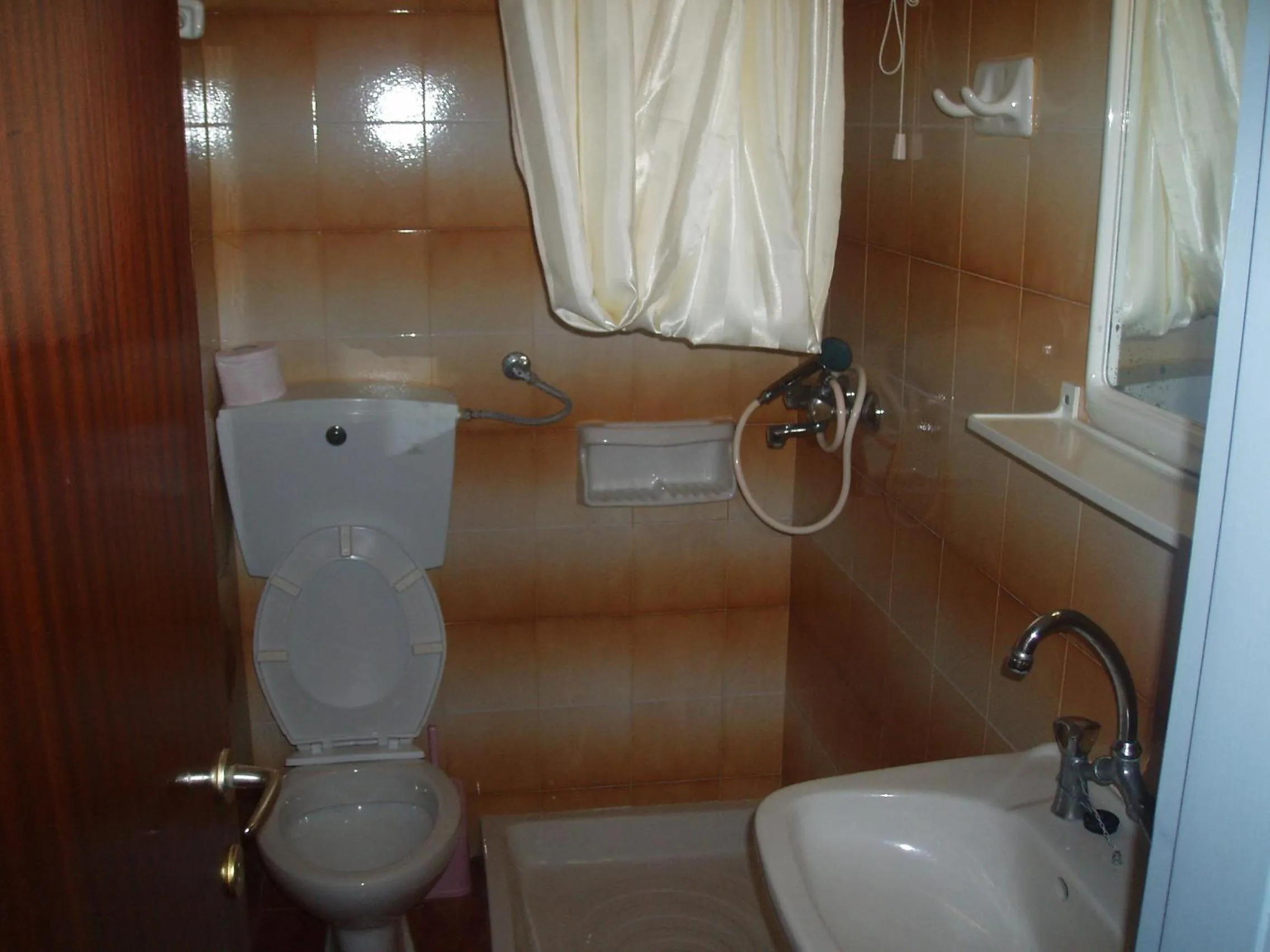 Toilet in Haravgi Hotel