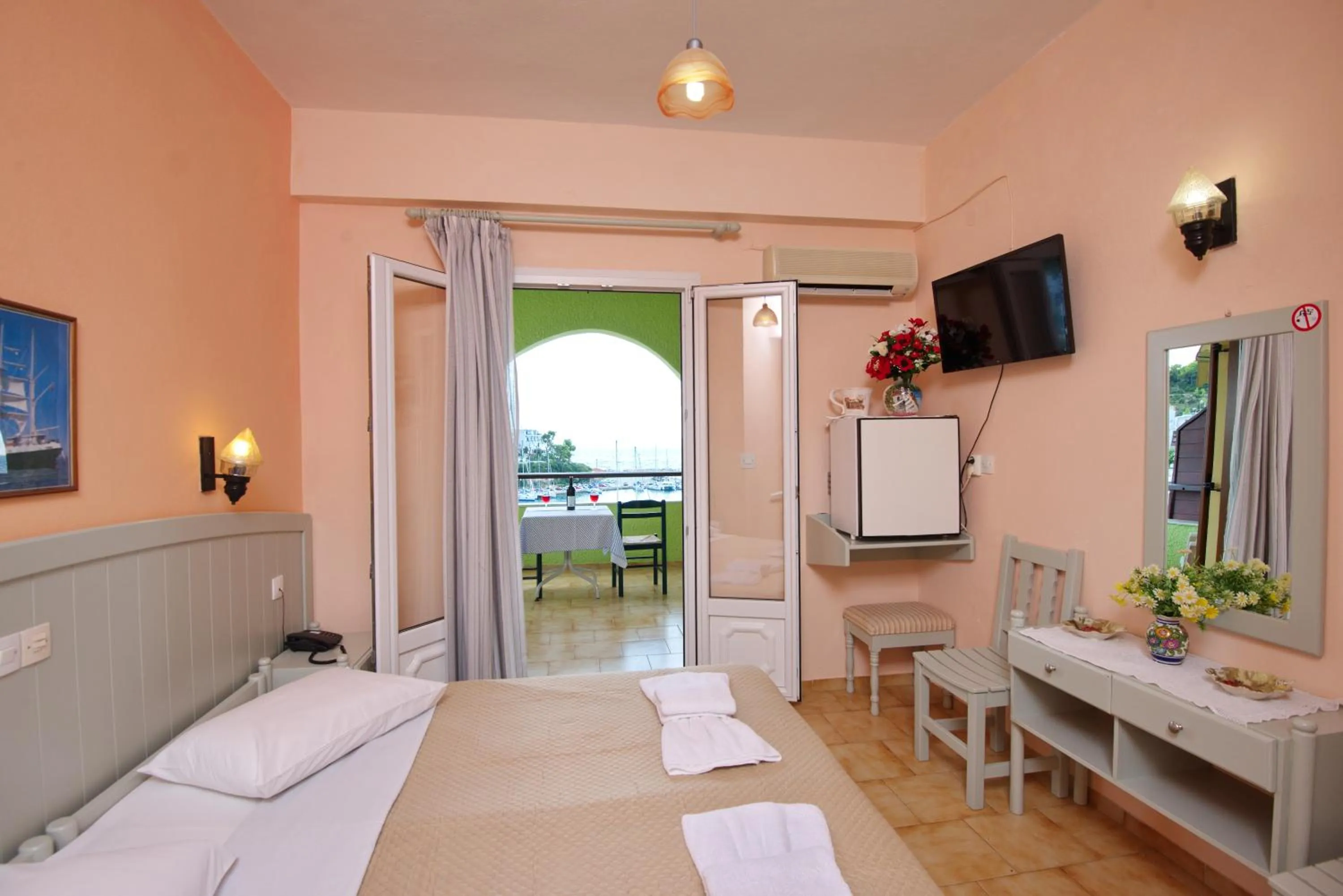 Photo of the whole room, Bed in Haravgi Hotel