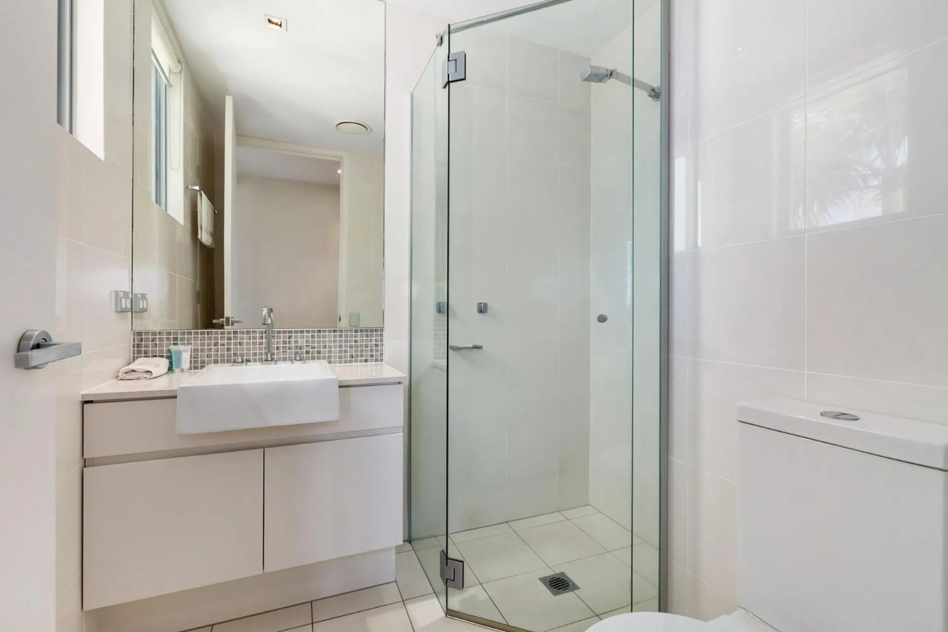 Shower in Wave Culture 1204 Beach Bliss - Apartment with complex Pool & Spa