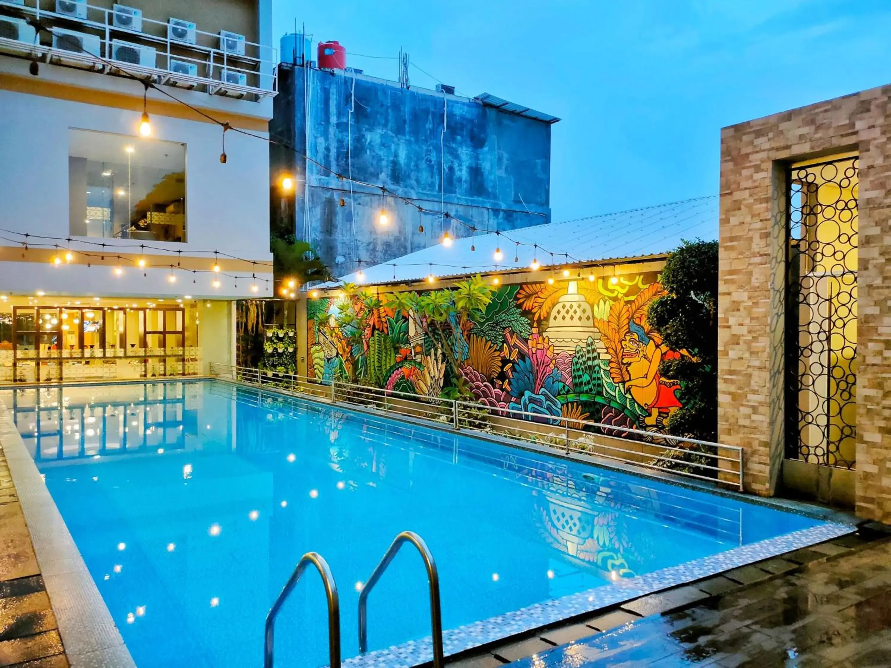 Swimming pool in Horison Emerald Timoho Yogyakarta Swimming pool in Horison Emerald Timoho Yogyakarta