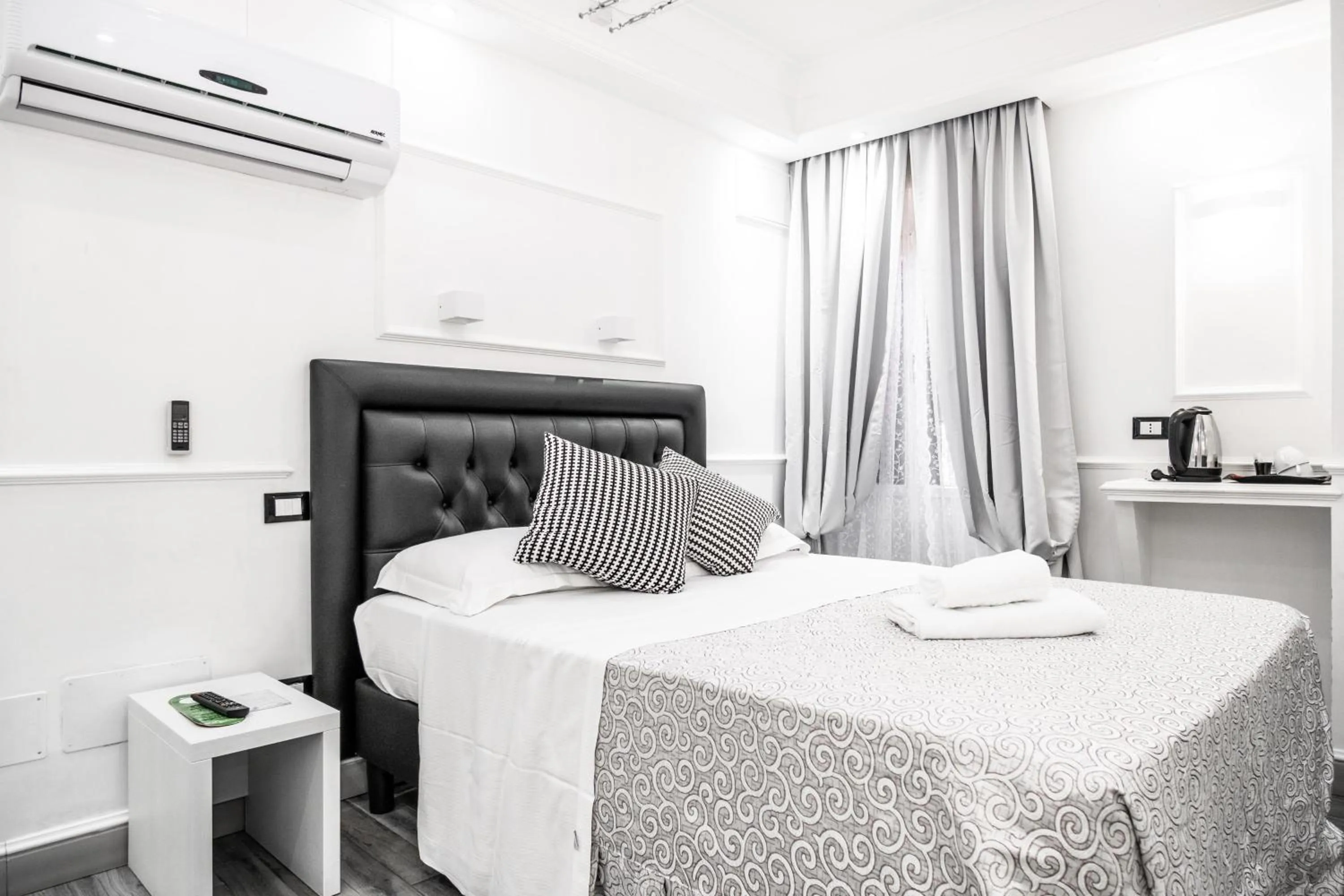 Photo of the whole room, Bed in Locanda Parlamento