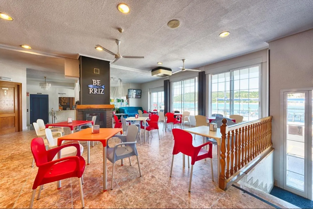 Restaurant/places to eat in Hotel Marina