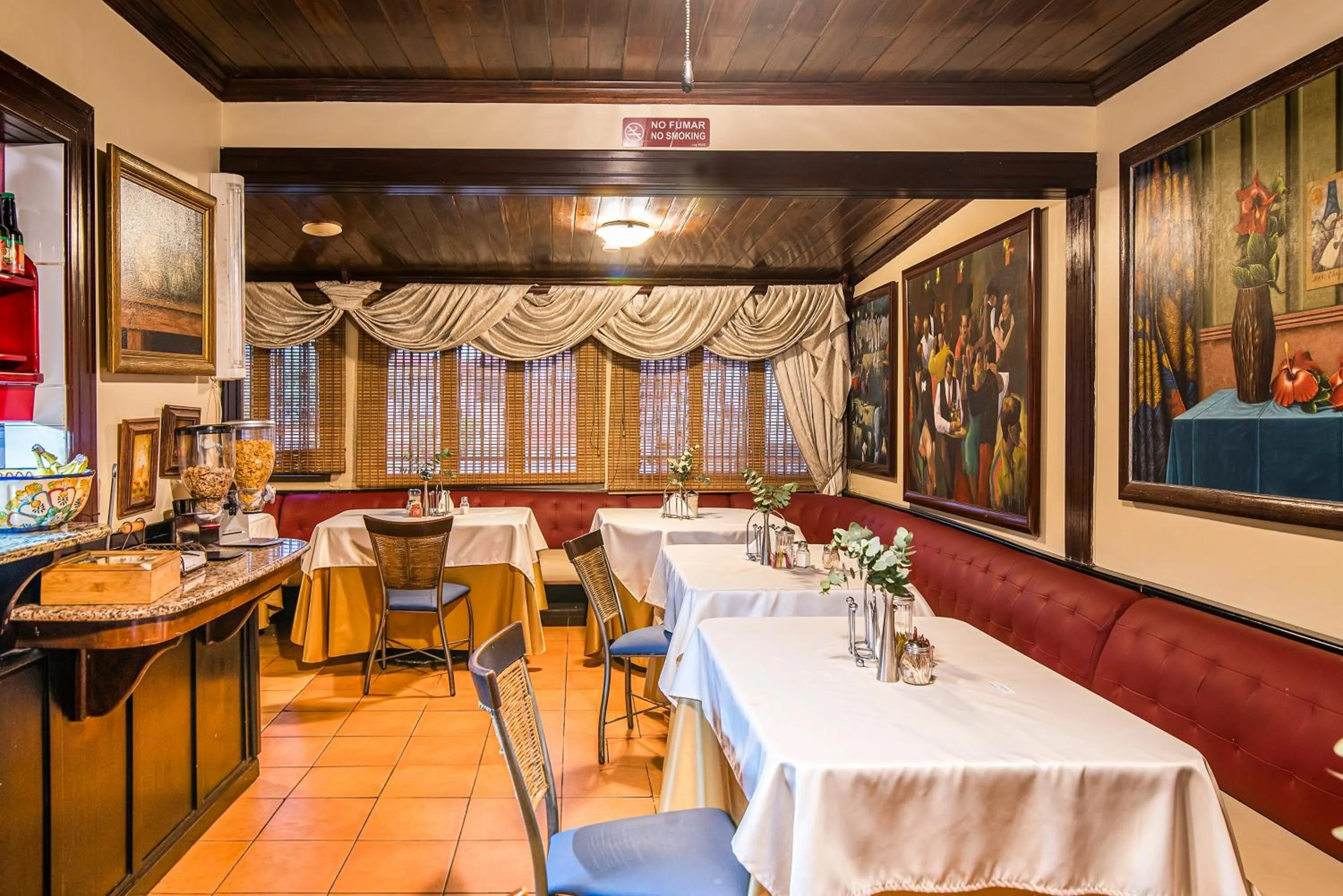 Restaurant/places to eat in Hotel Casa Roland San Jose