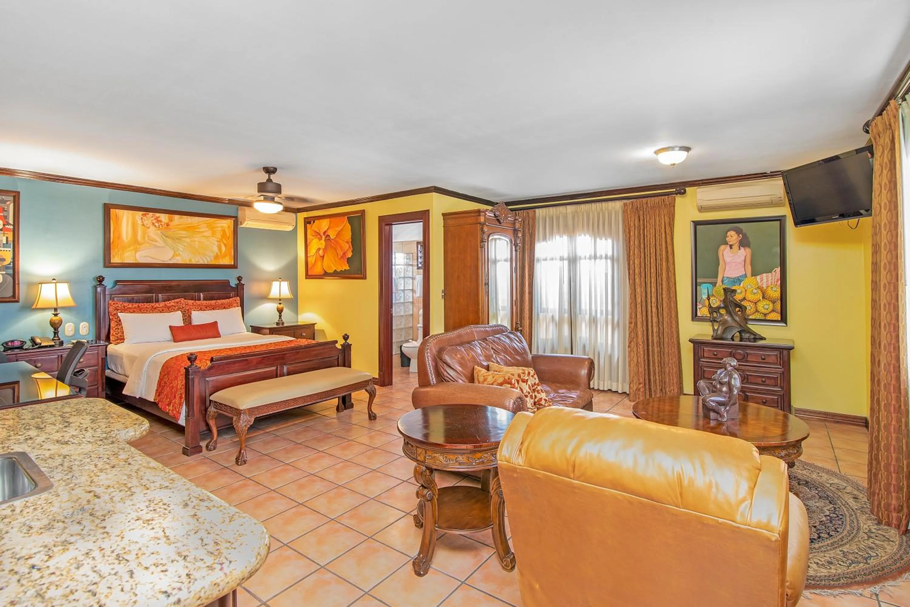 Shower, Bed in Hotel Casa Roland San Jose