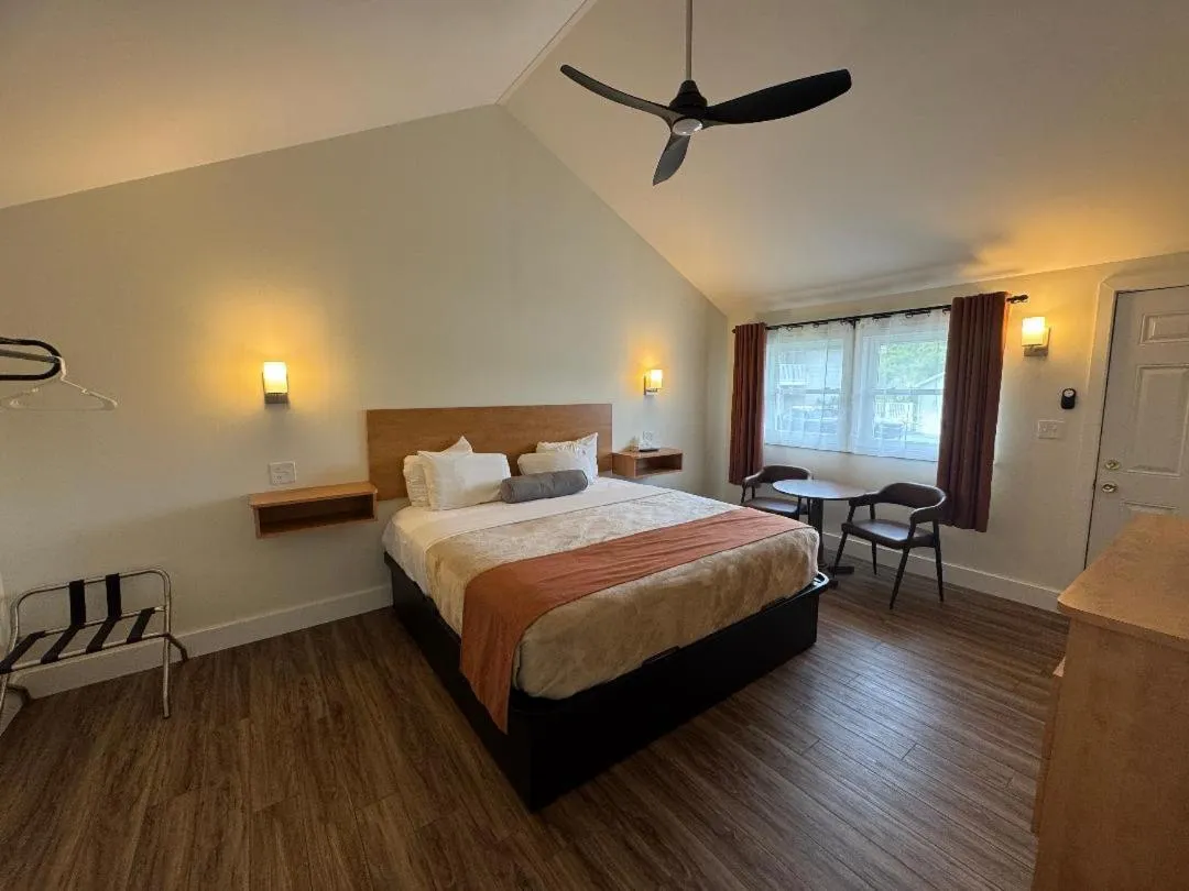 Photo of the whole room, Bed in Studio Motel of Lake George