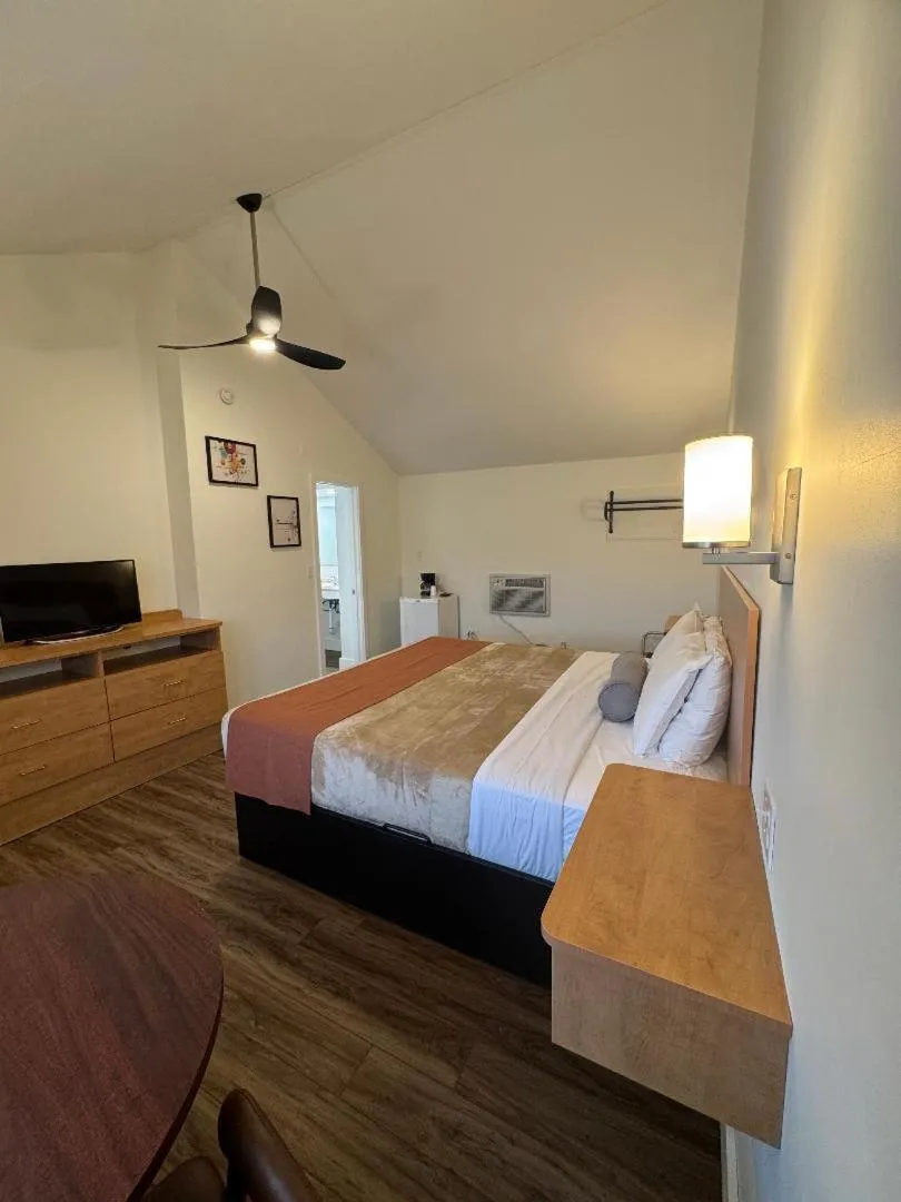 Photo of the whole room, Bed in Studio Motel of Lake George