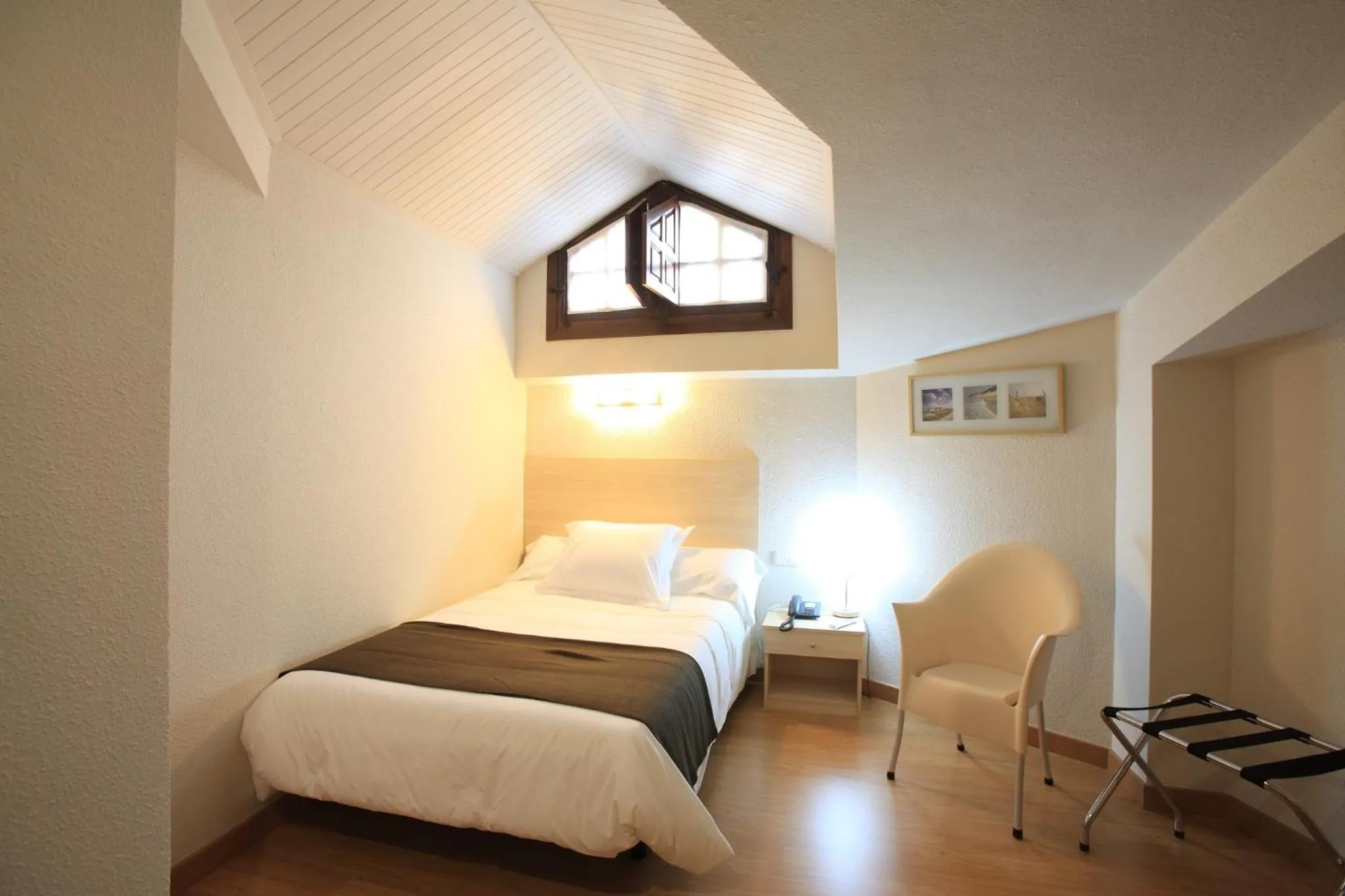 Bedroom, Bed in Los Guardeses