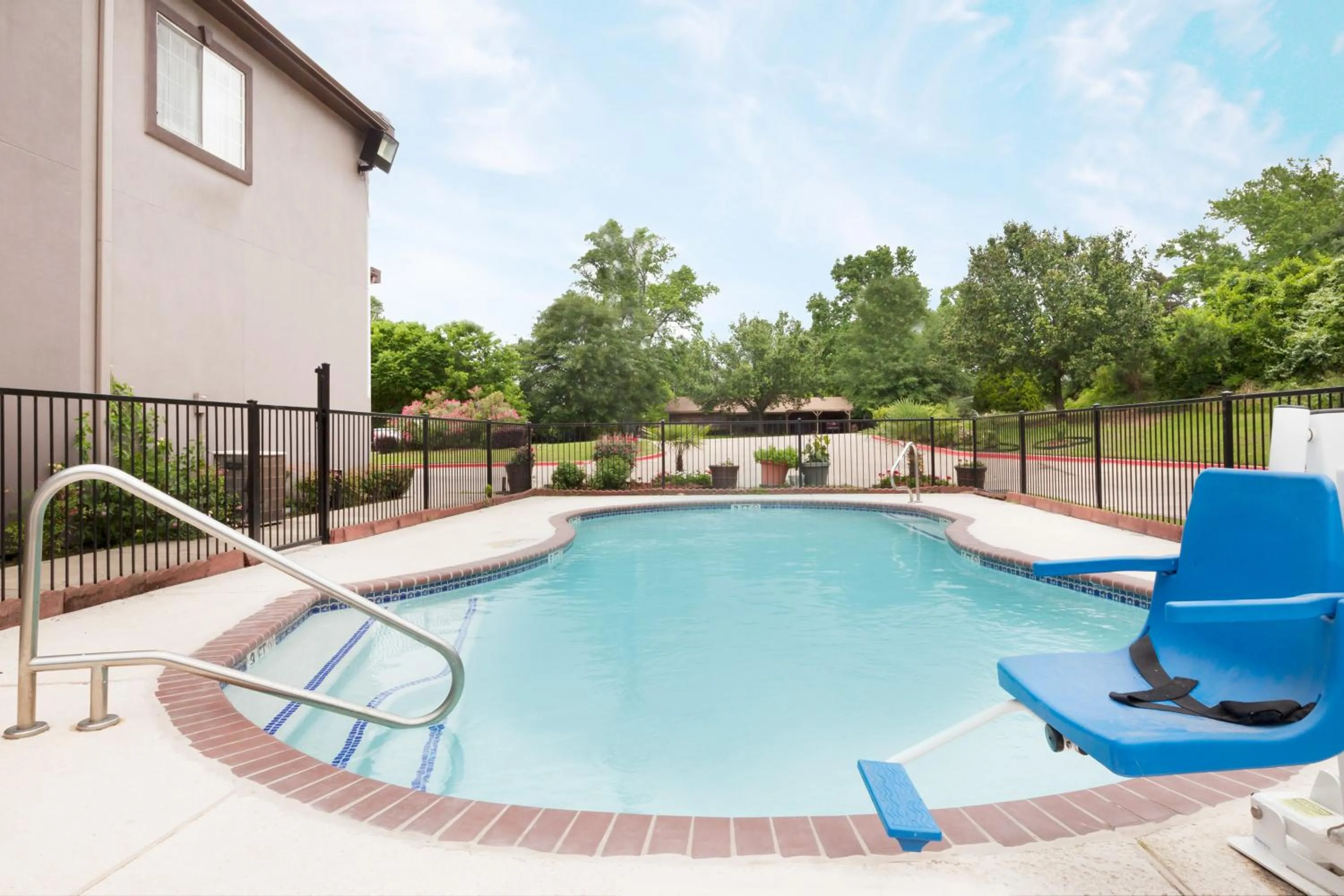 Swimming pool in Hotel Piney Woods