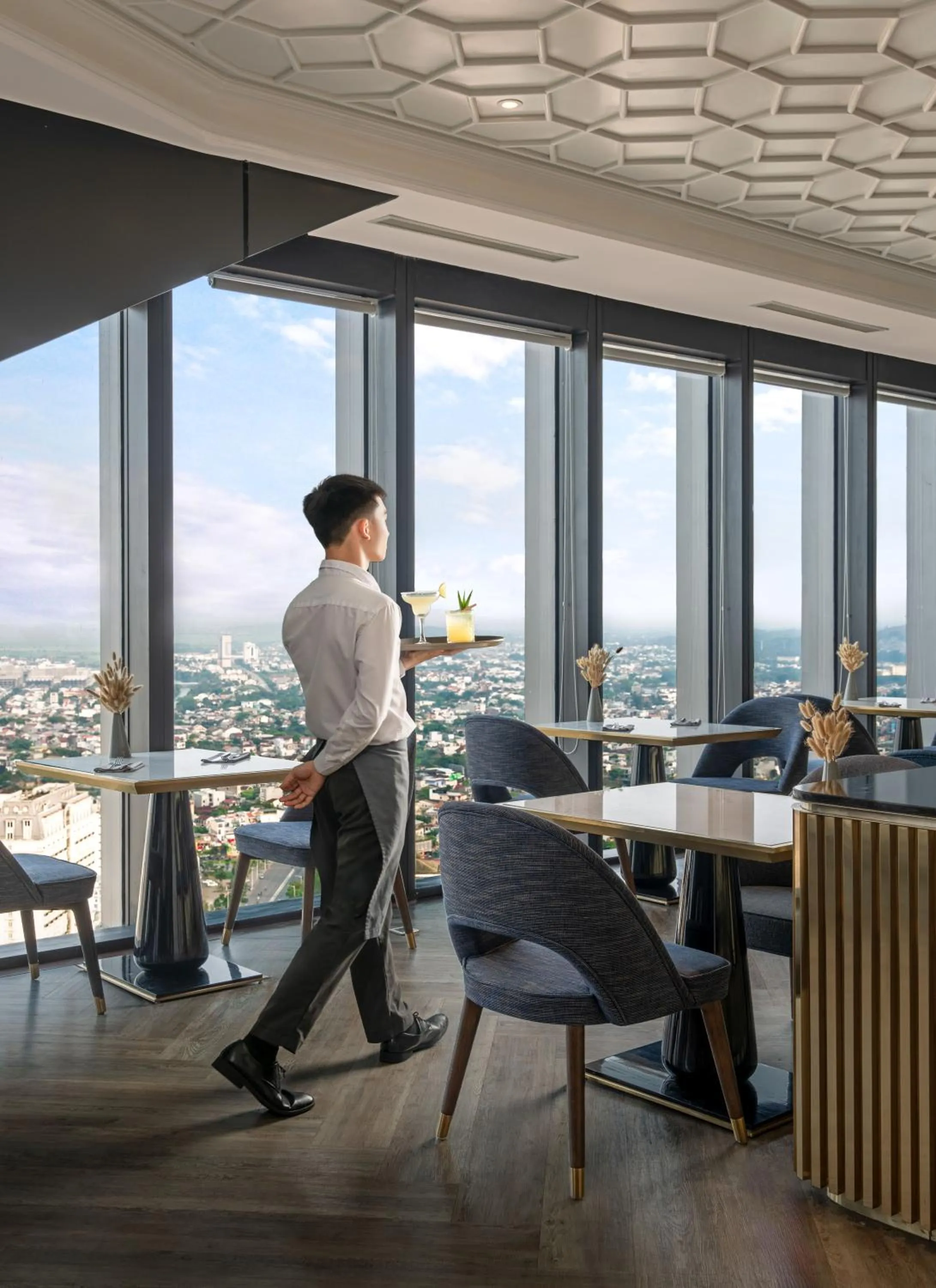 Lounge or bar in Melia Vinpearl Hue