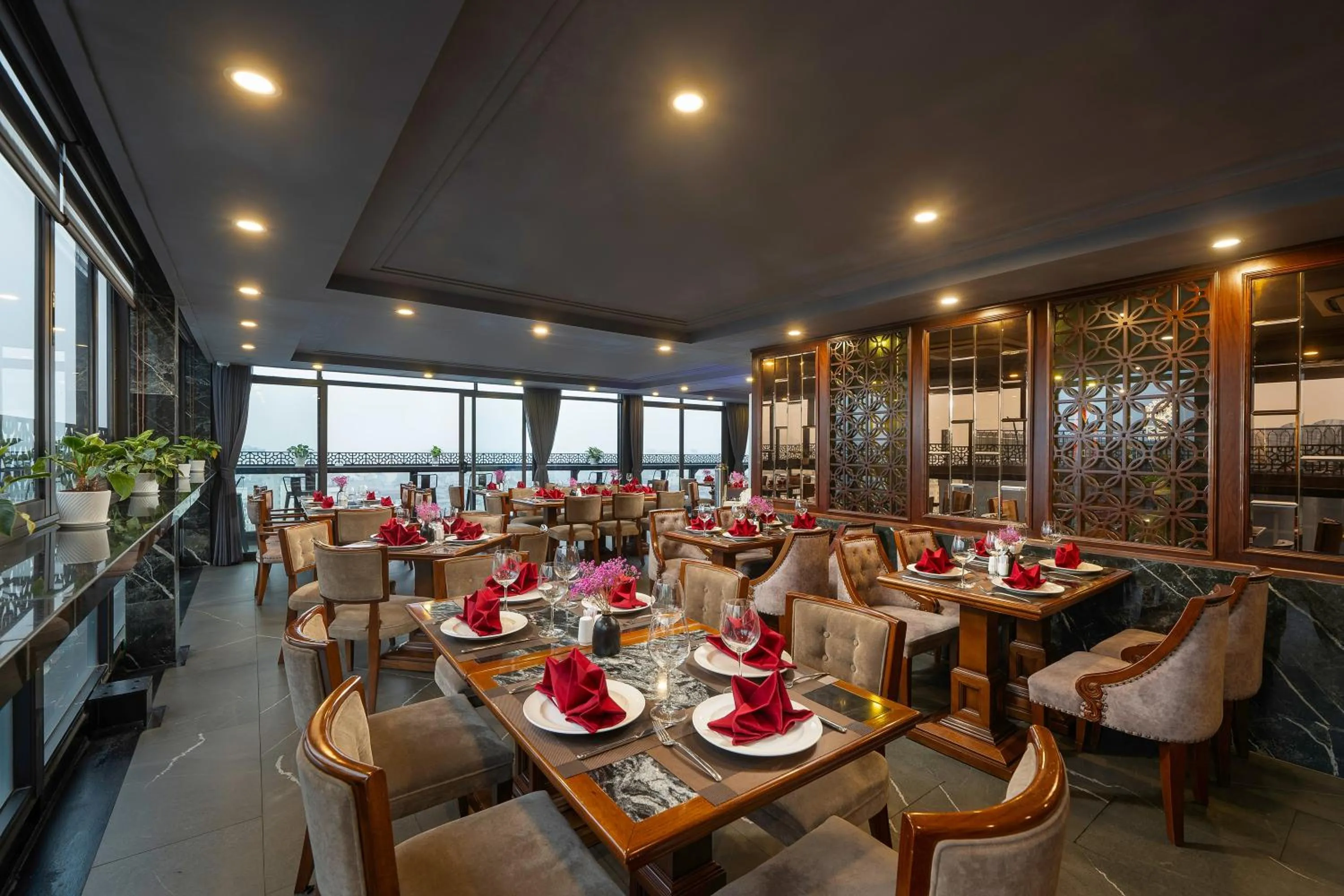 Restaurant/places to eat in Rex Hanoi Hotel