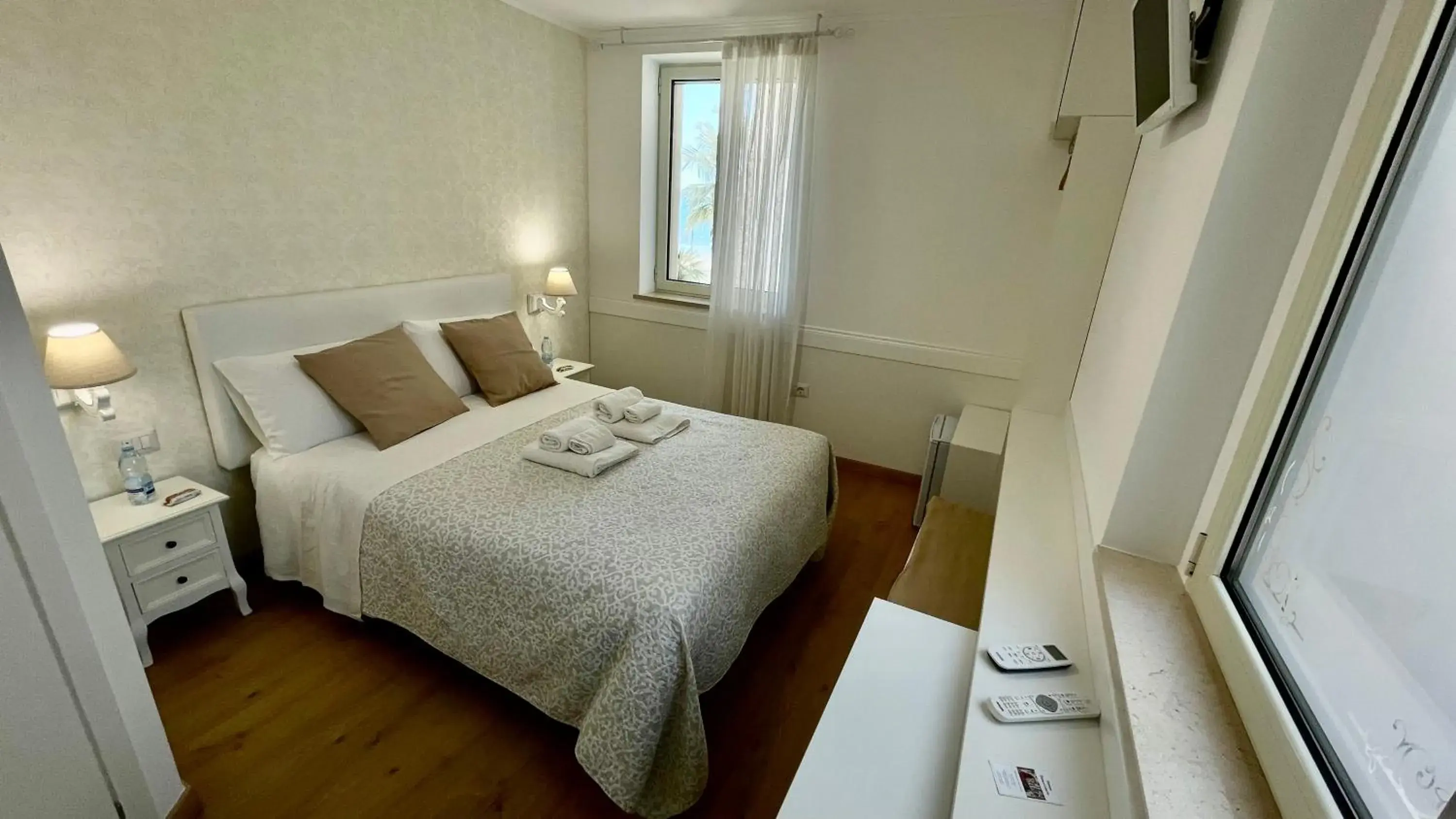 Queen Room with Sea View in Domus Bianca Lancia Queen Room with Sea View in Domus Bianca Lancia