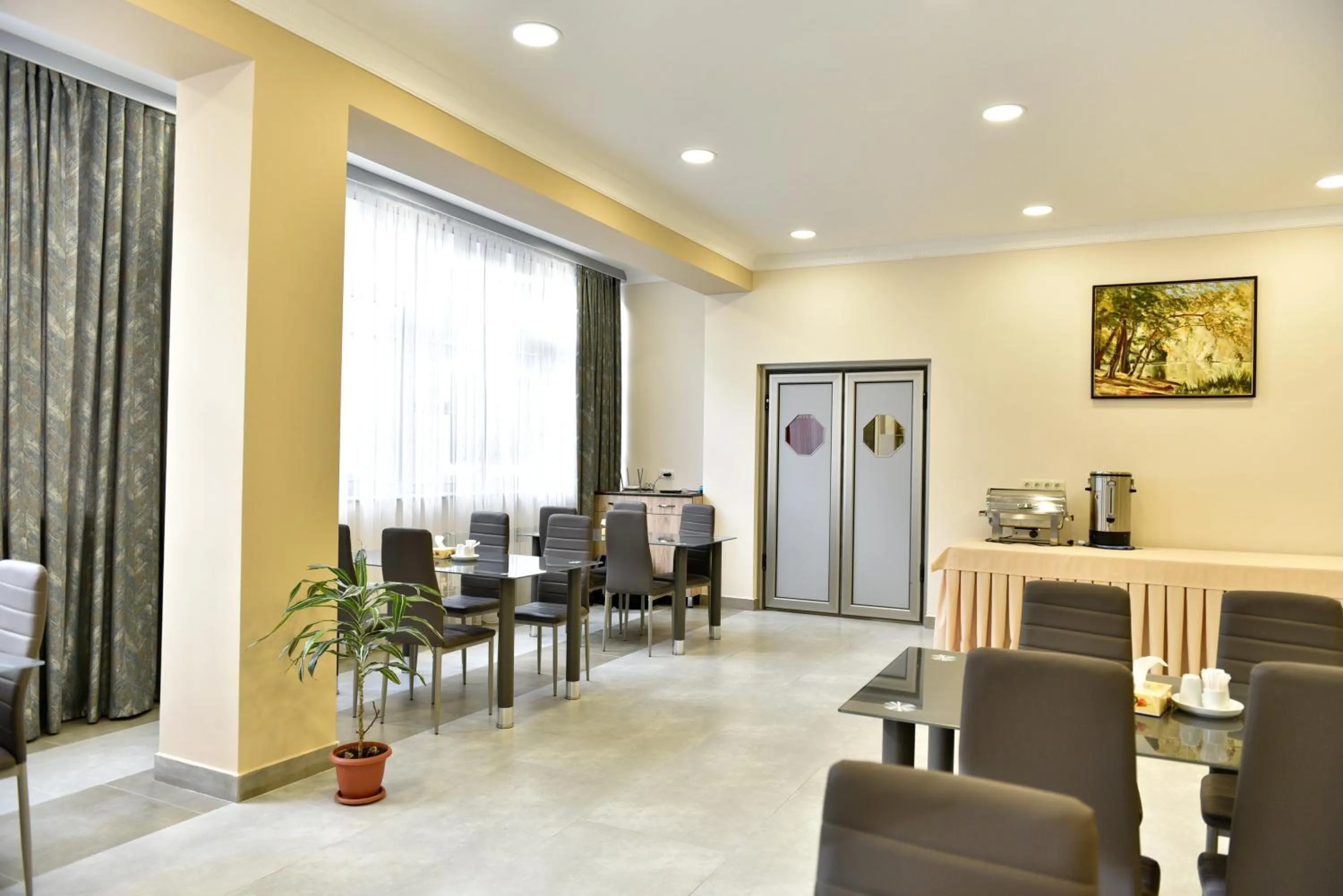 Restaurant/places to eat in GreenWood Hotel