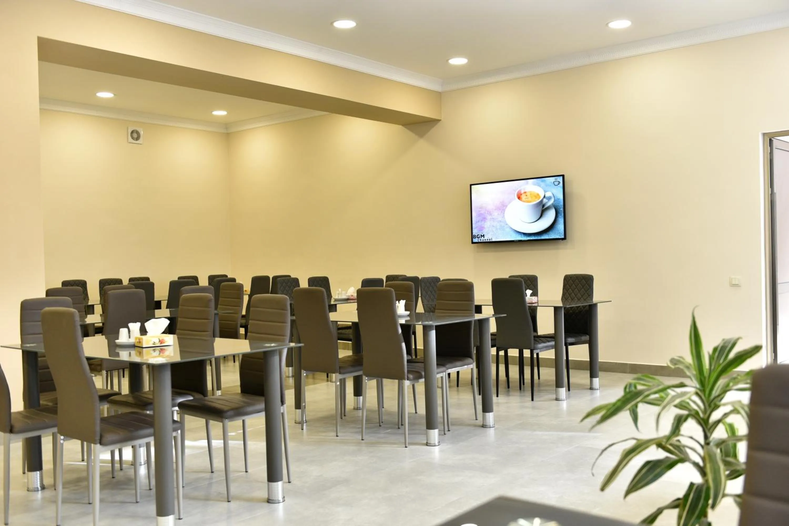 Restaurant/places to eat in GreenWood Hotel