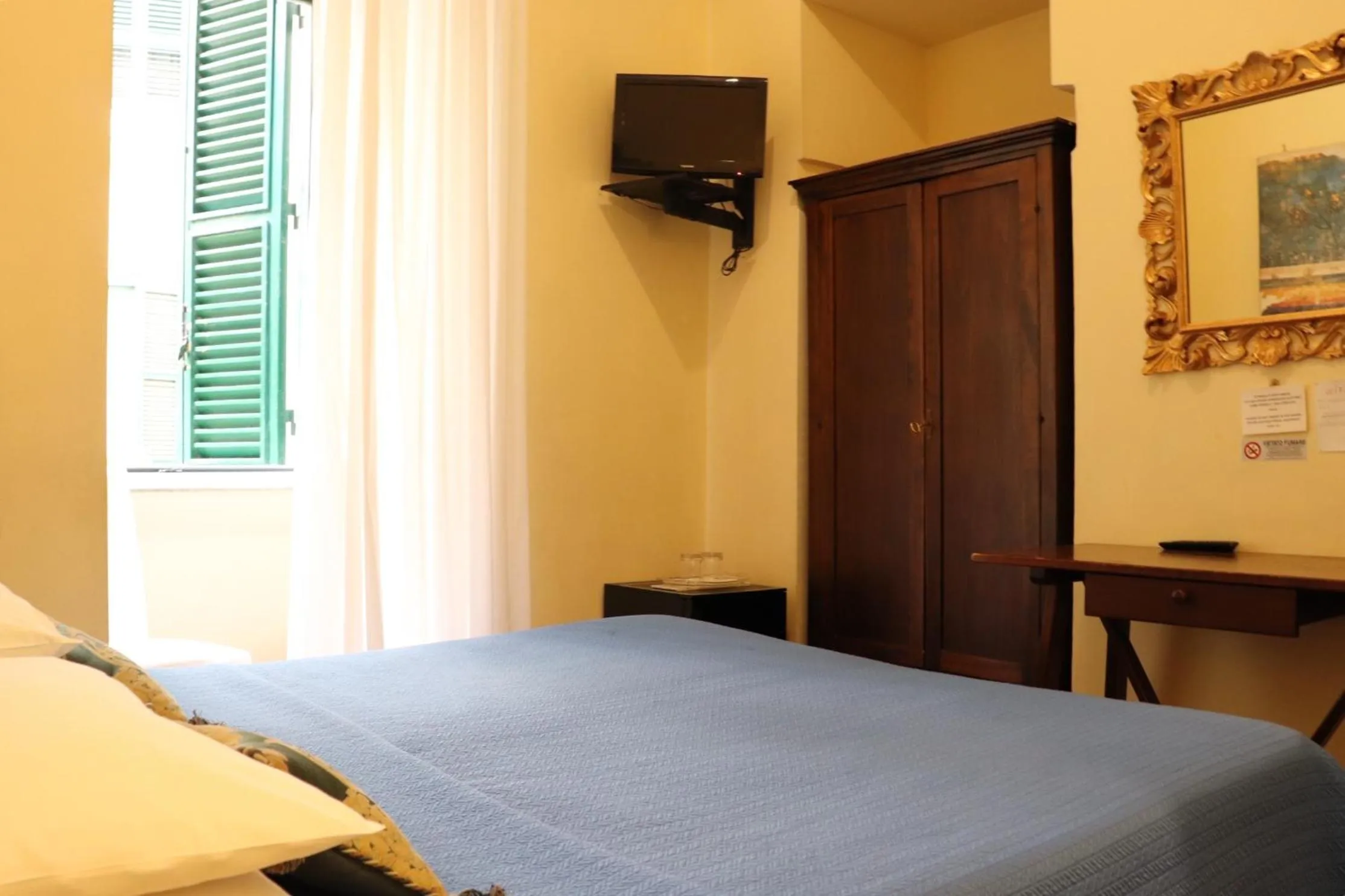 Bedroom, Bed in The Center Of Rome B&B