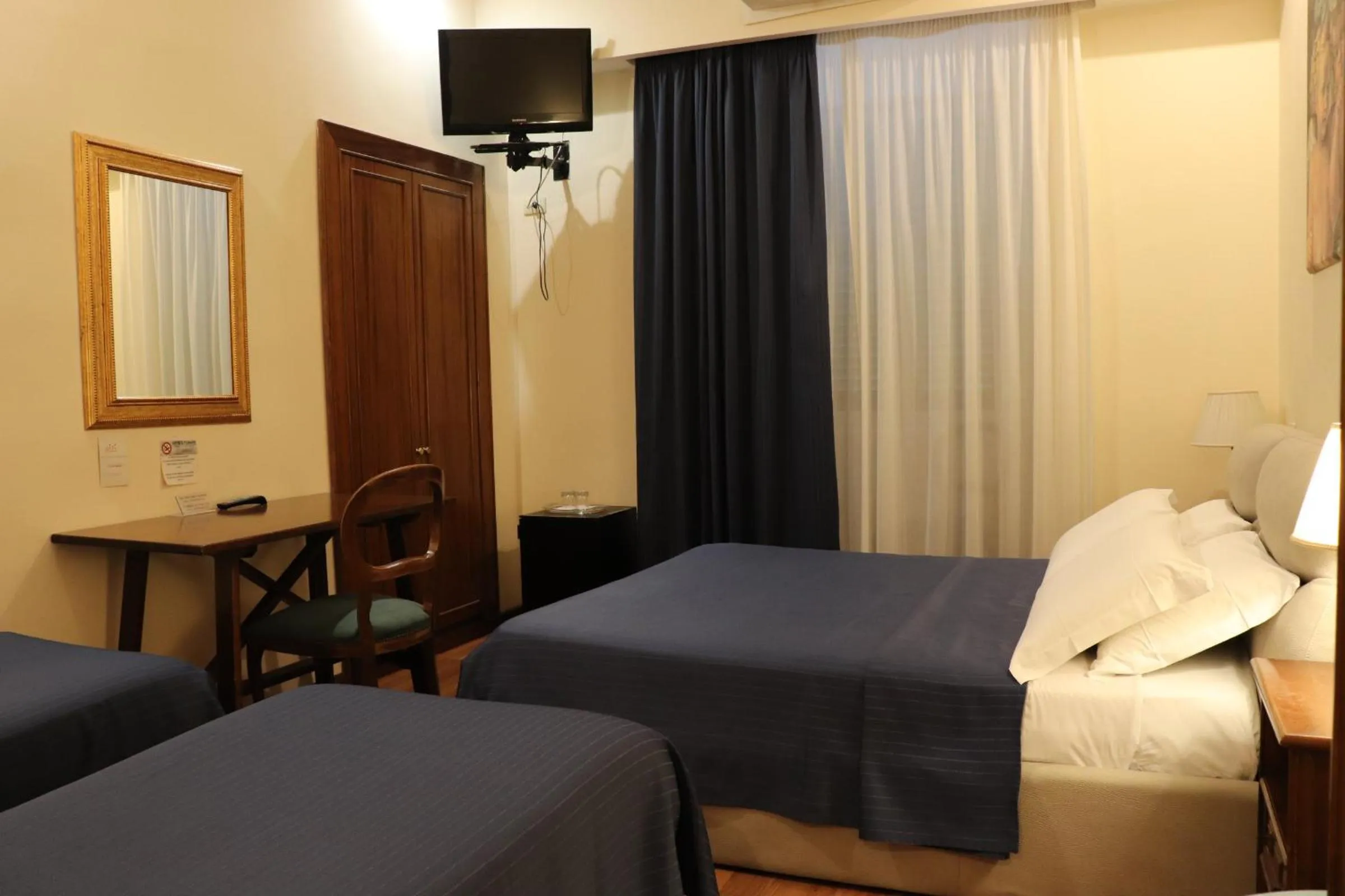 Bedroom, Bed in The Center Of Rome B&B