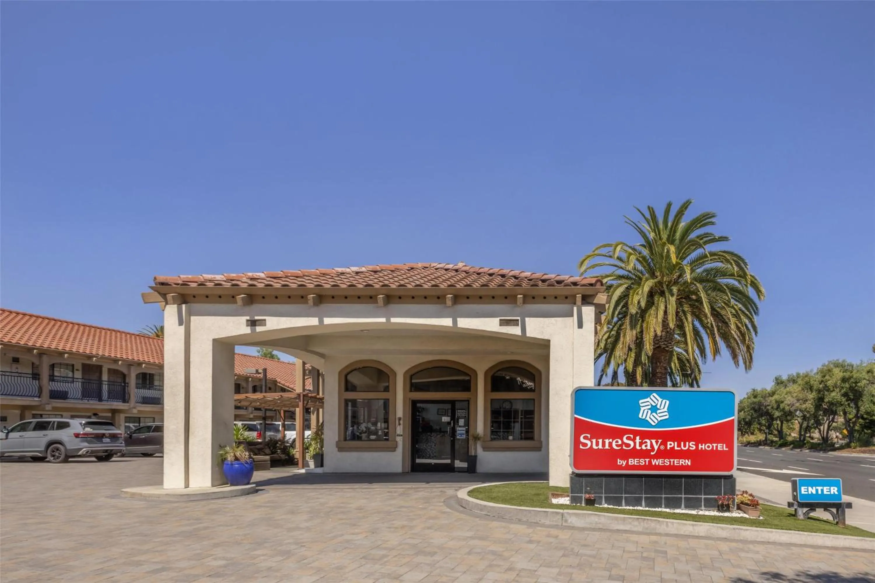 Property building in SureStay Plus by Best Western Santa Clara Silicon Valley