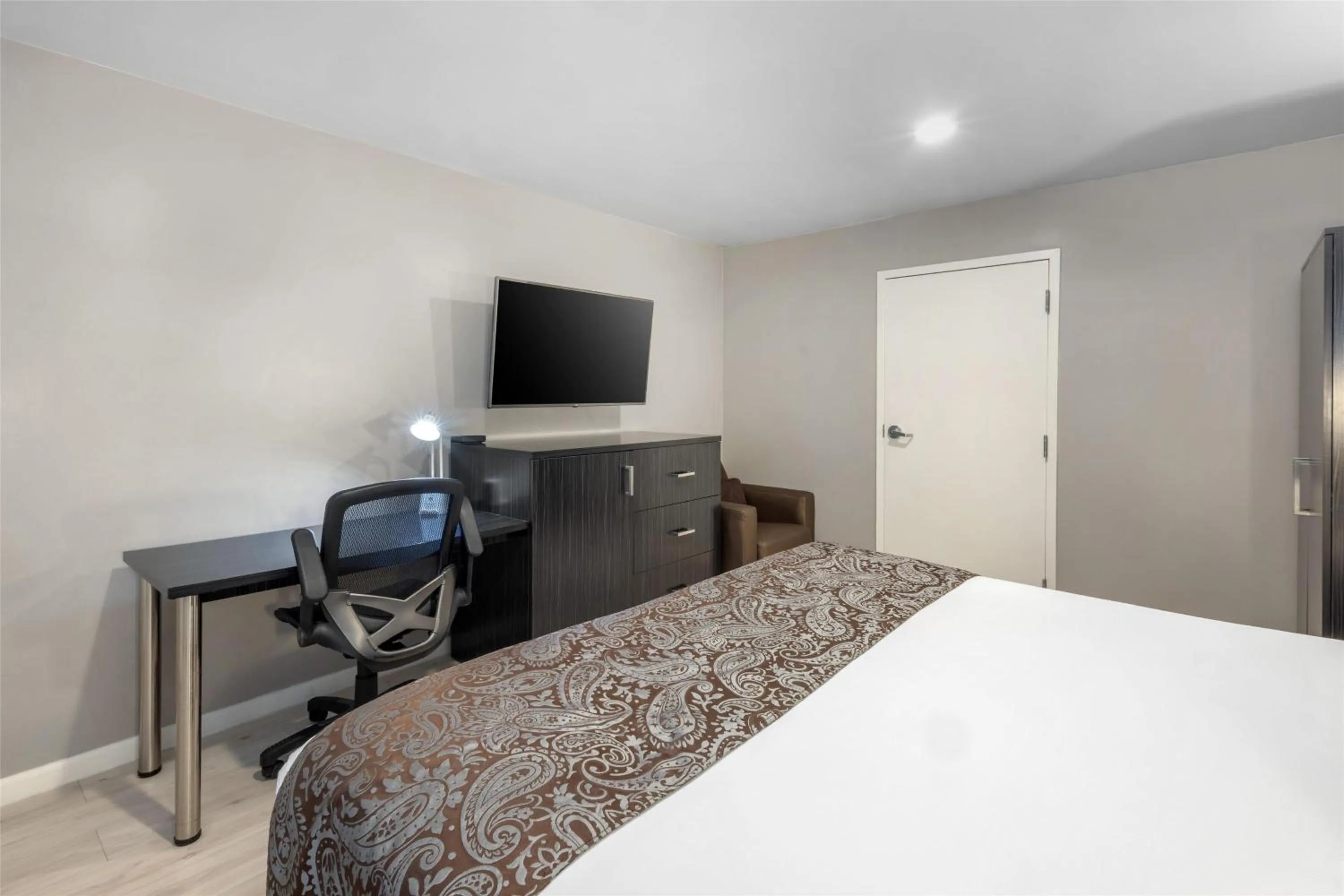 Bedroom, Bed in SureStay Plus by Best Western Santa Clara Silicon Valley